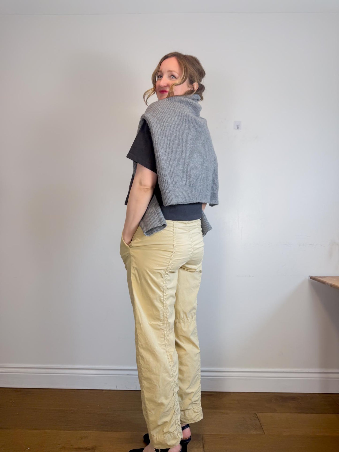 Theory V-Neck Yak & Merino Wool Sweater in Grey (Size L)