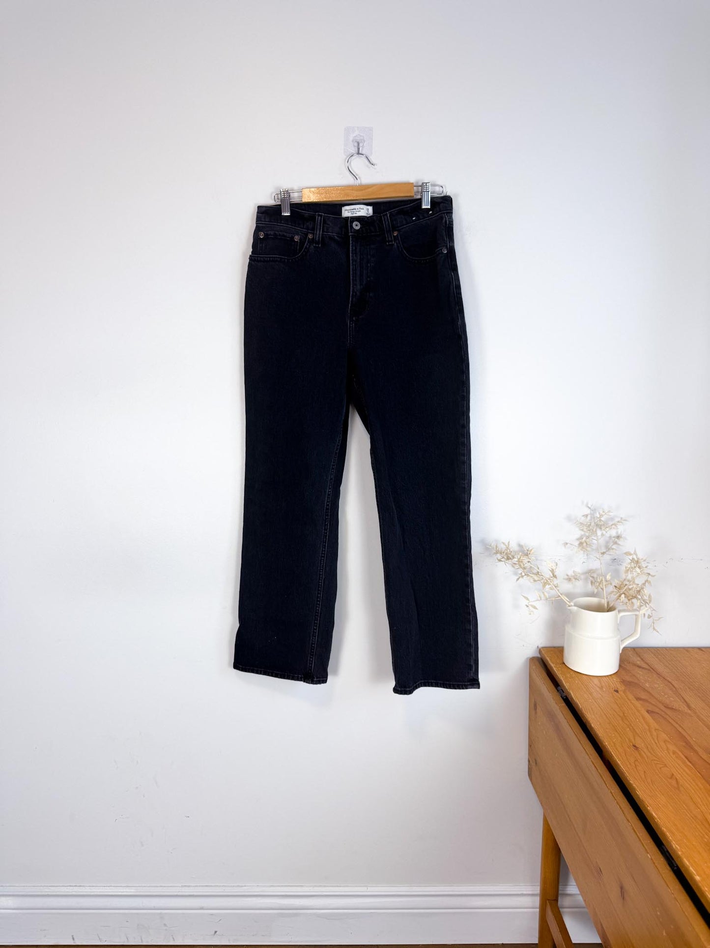 Abercrombie & Fitch "High Rise Vintage Straight Jean in Black Wash" (Size 29)