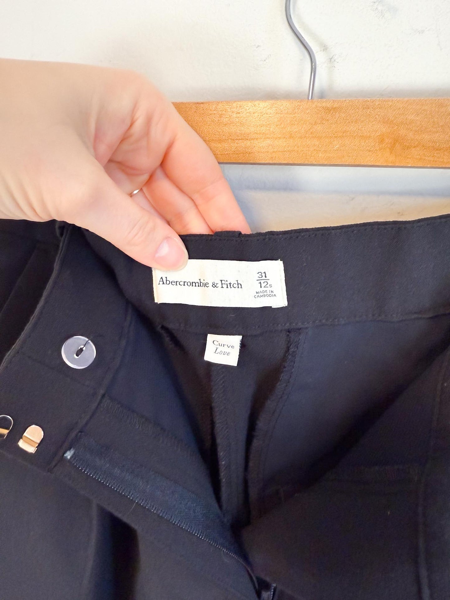 Abercrombie & Fitch High Rise Trousers in Black (Size 31)