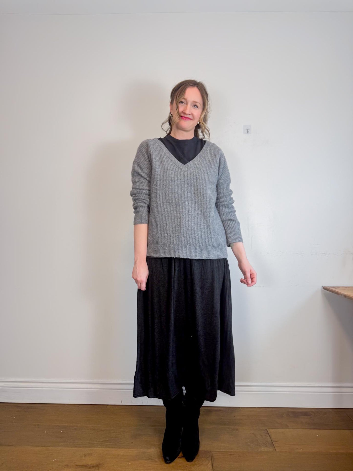 Theory V-Neck Yak & Merino Wool Sweater in Grey (Size L)