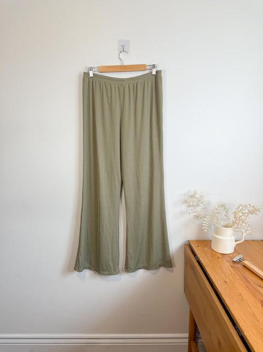 Essentials MTL Ribbed Loungewear Pants in Green (Size XL)