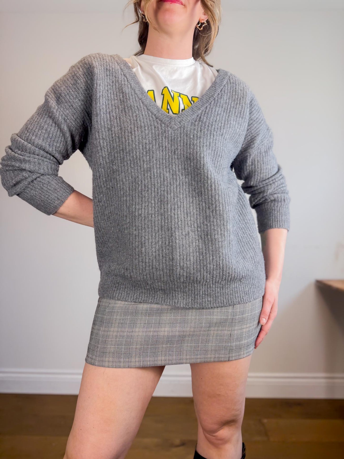 Theory V-Neck Yak & Merino Wool Sweater in Grey (Size L)