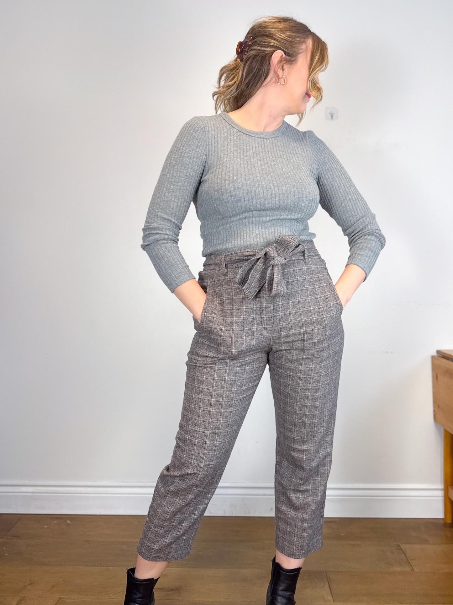 Wilfred "Félicité Tie Belted Wool Cropped Pant in Grey/Red" (Size 12)