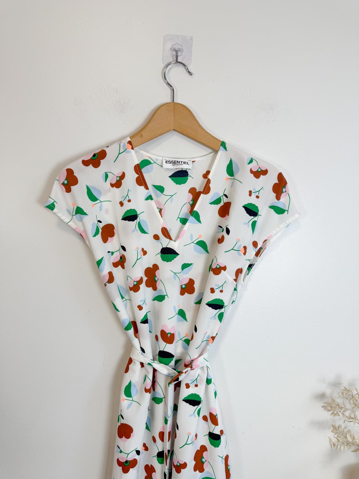 ESSENTIEL ANTWERP Floral Sleeveless Dress in White (Size M/L)
