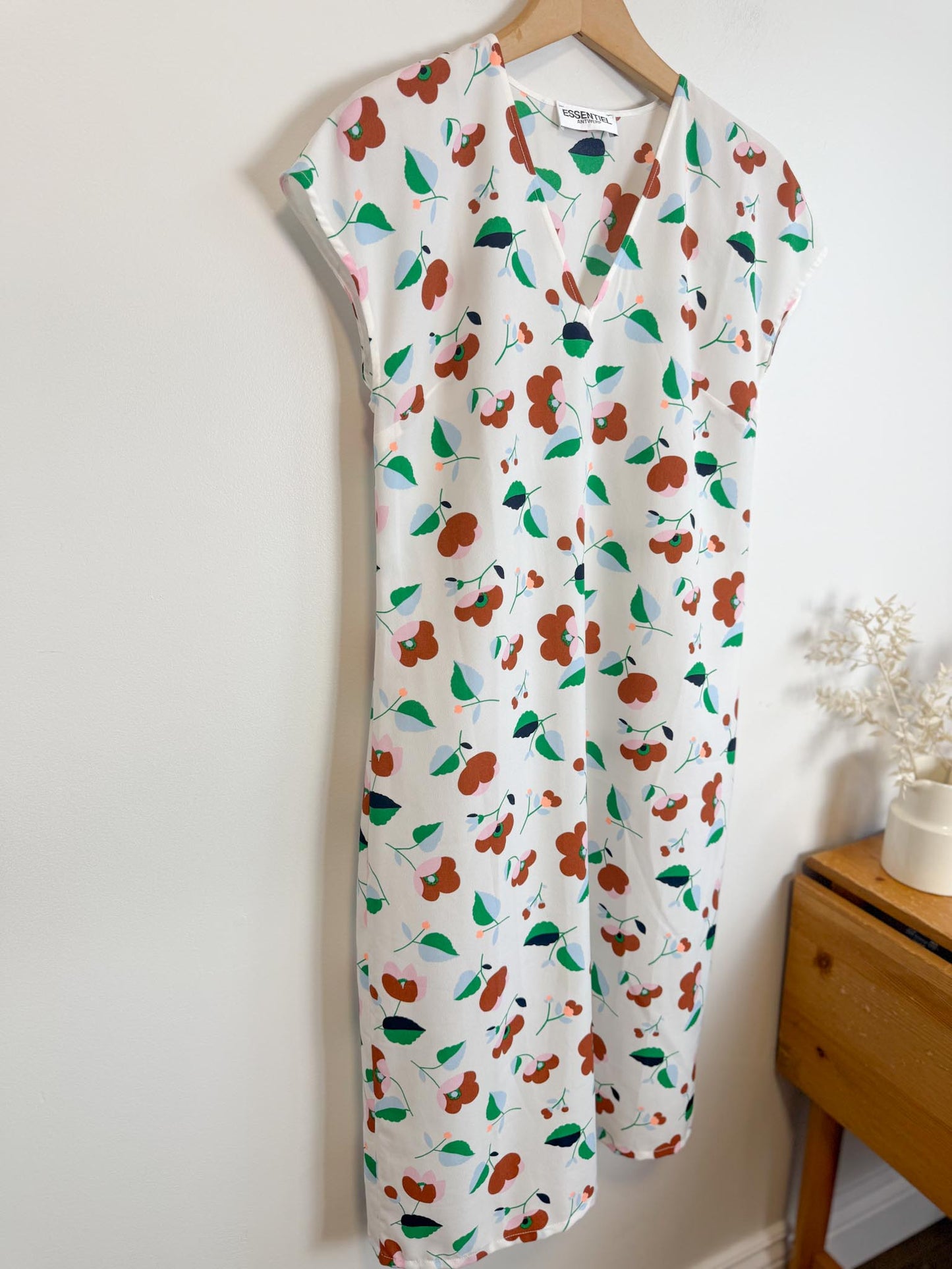 ESSENTIEL ANTWERP Floral Sleeveless Dress in White (Size M/L)