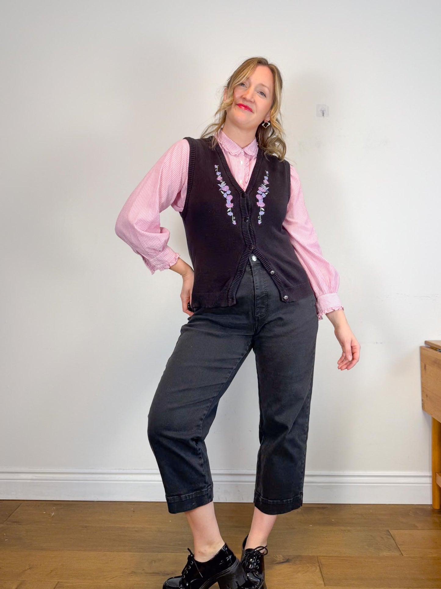 Vintage Floral Embroidered Sweater Vest in Black/Purple (Size S)