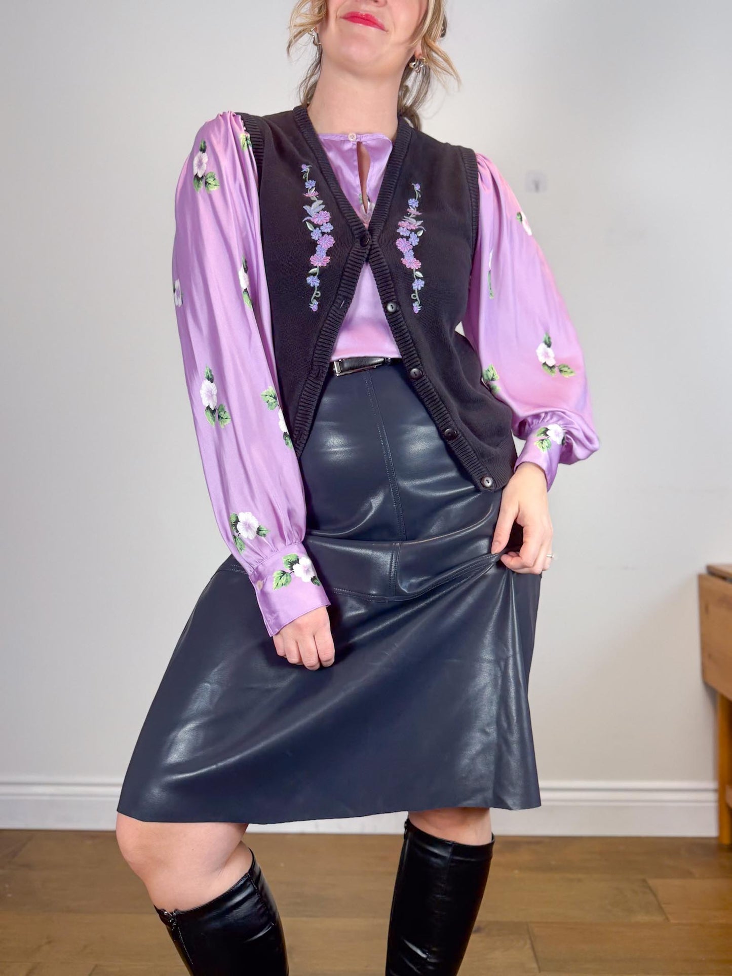 Vintage Floral Embroidered Sweater Vest in Black/Purple (Size S)