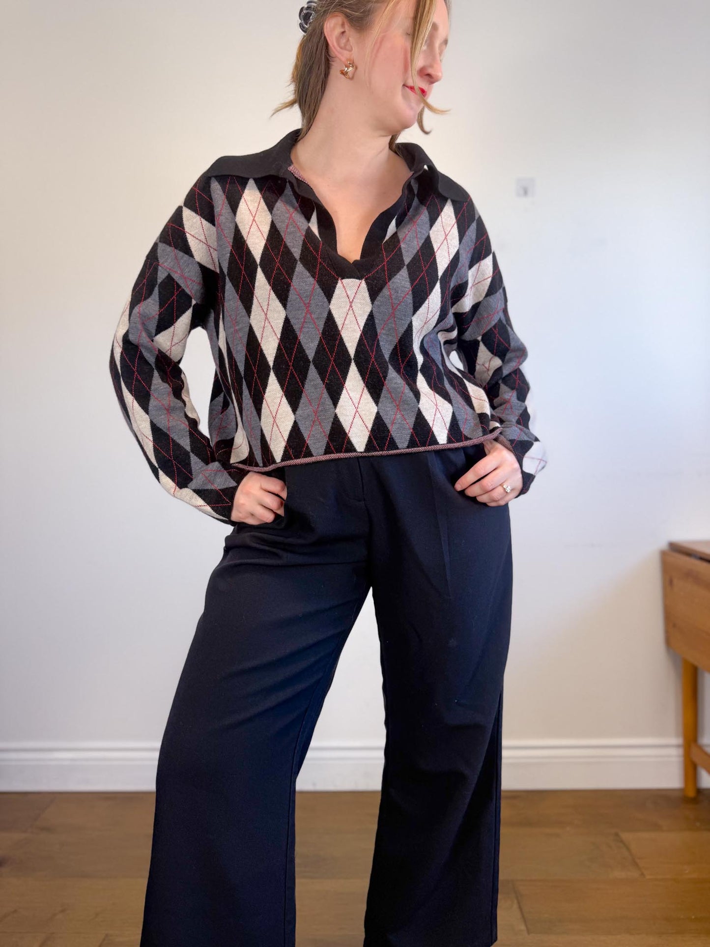 Argyle Collared Cropped Sweater in Black/Red/White (Size L/XL)
