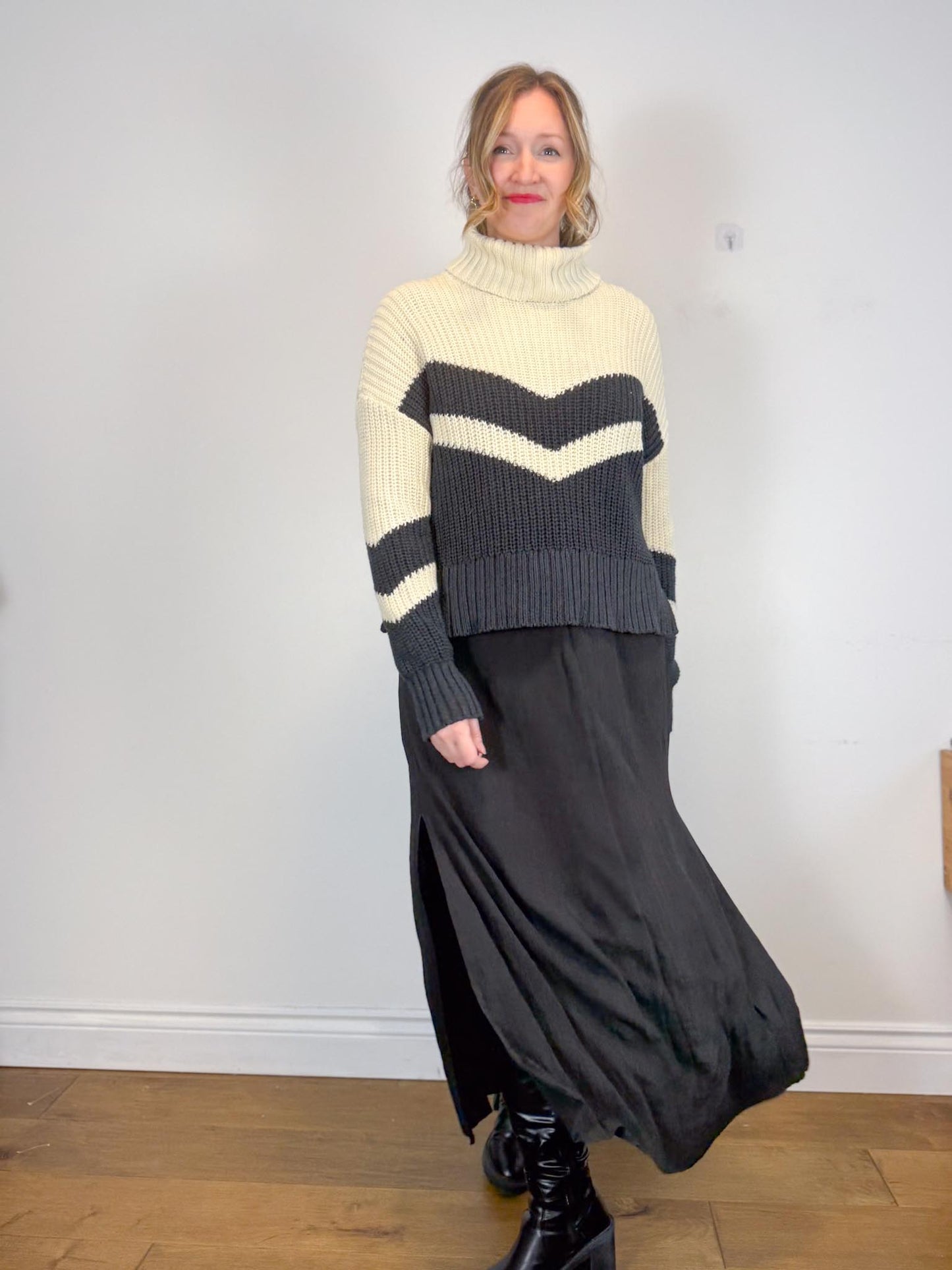 Everlane "Naia Ripple Skirt in Black" (Size XL)