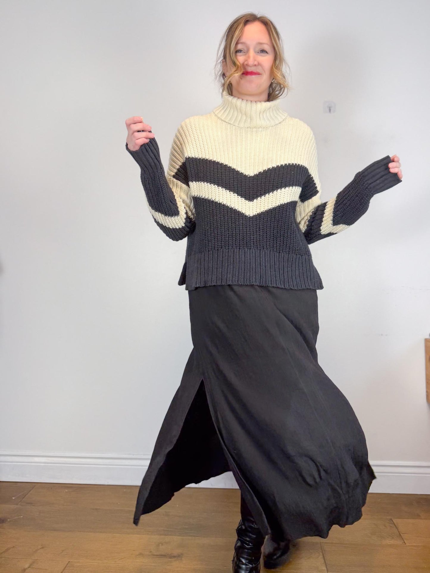 Everlane "Naia Ripple Skirt in Black" (Size XL)