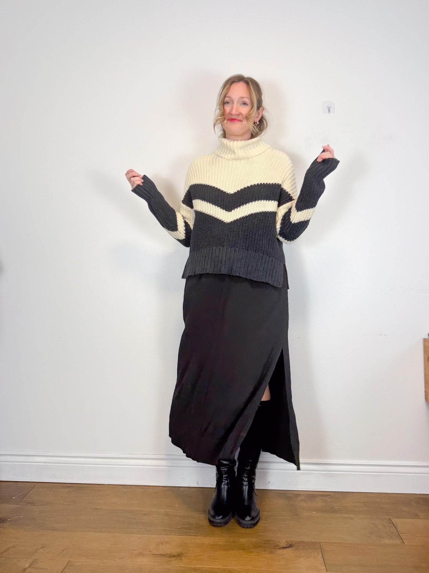 Everlane "Naia Ripple Skirt in Black" (Size XL)