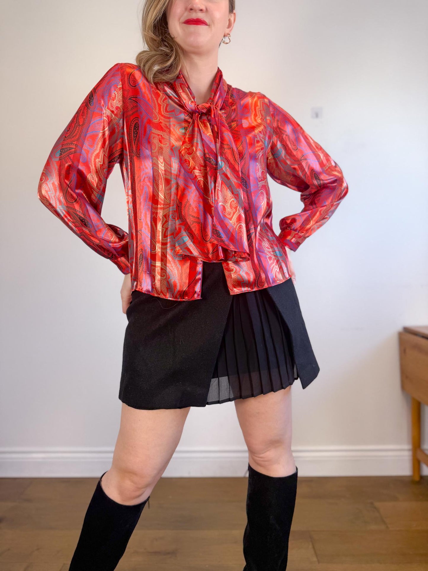 Vintage Blouse with Neck Tie in Red (Size M/L)