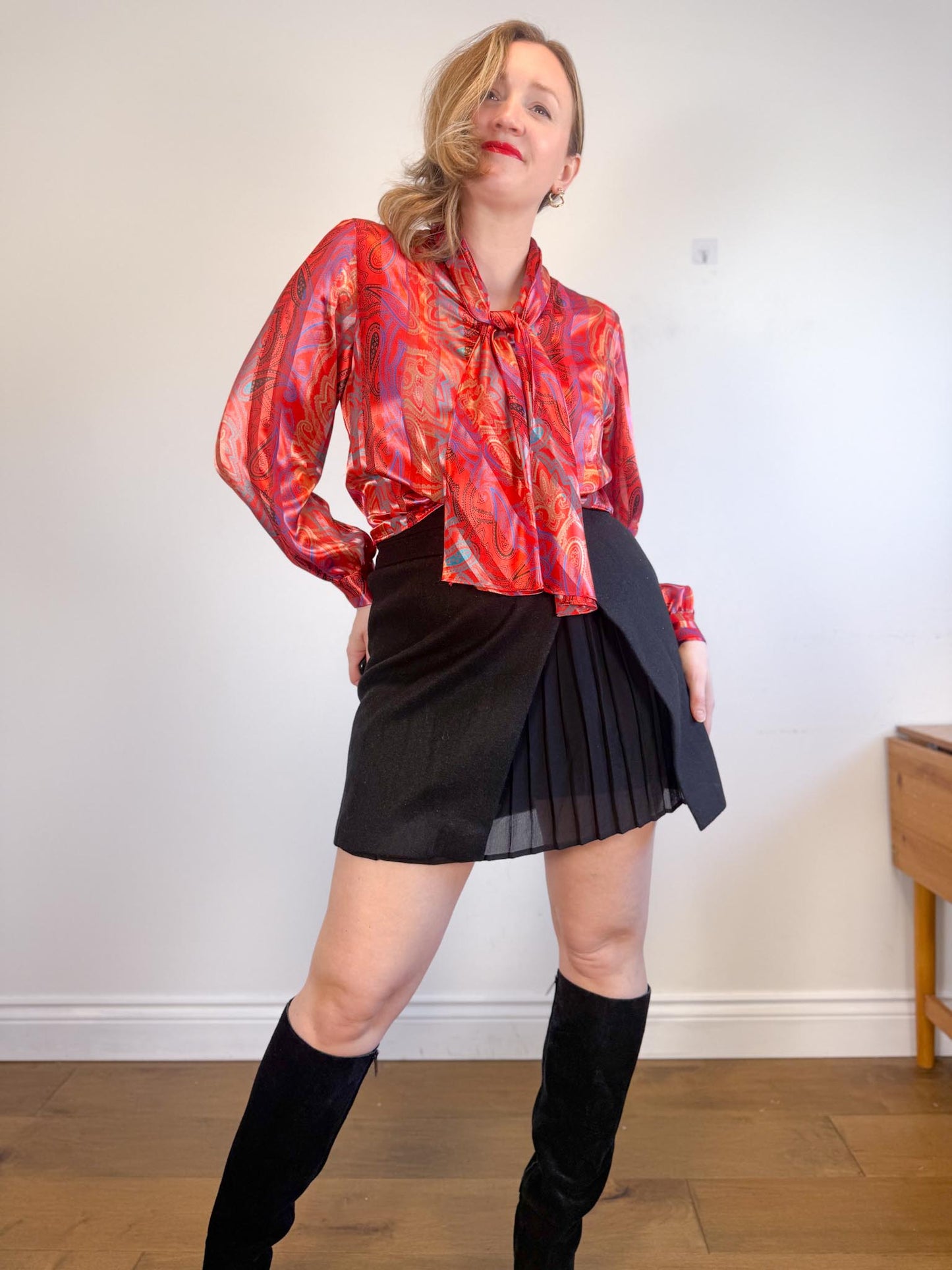 Vintage Blouse with Neck Tie in Red (Size M/L)