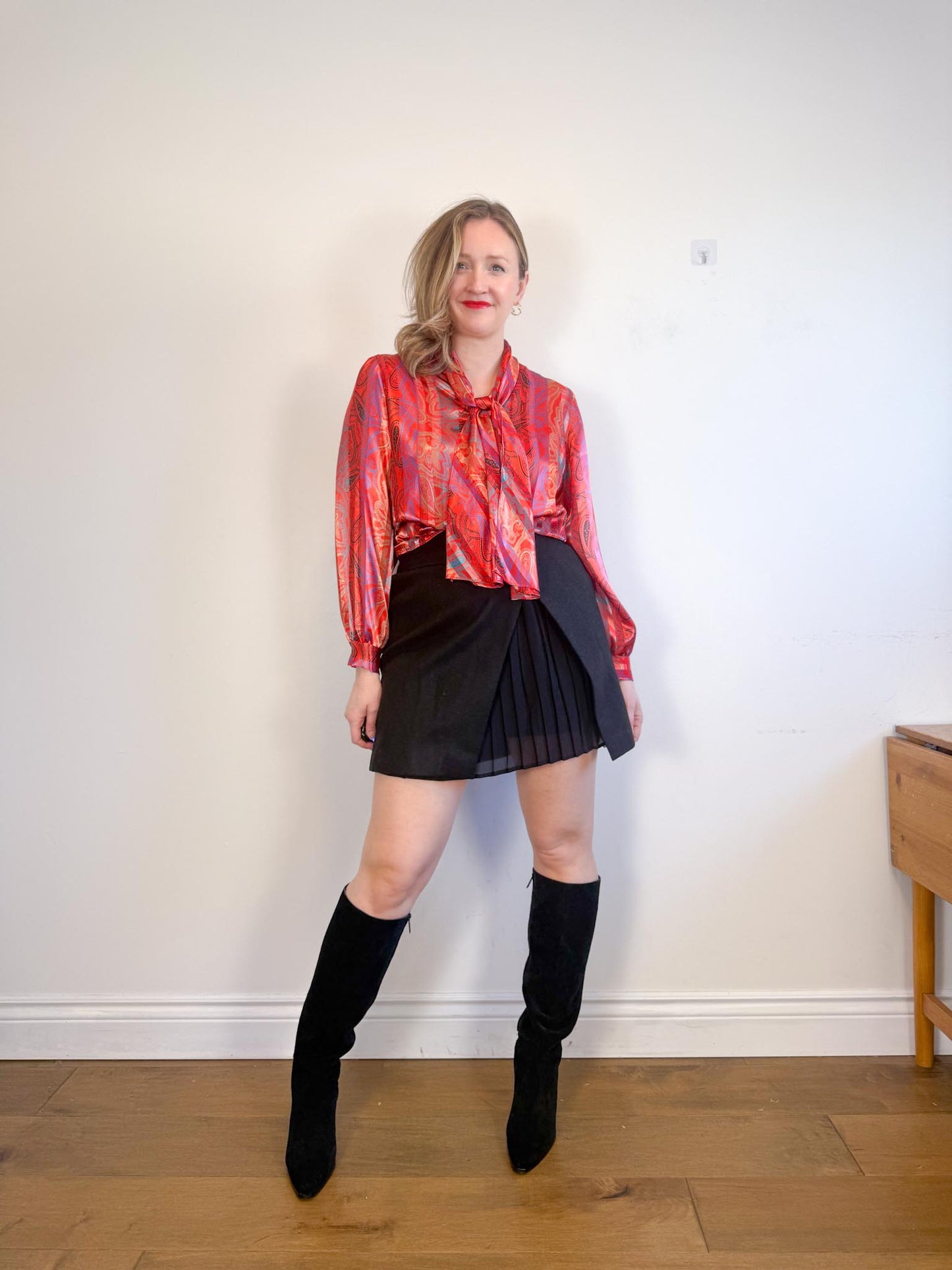 Vintage Blouse with Neck Tie in Red (Size M/L)