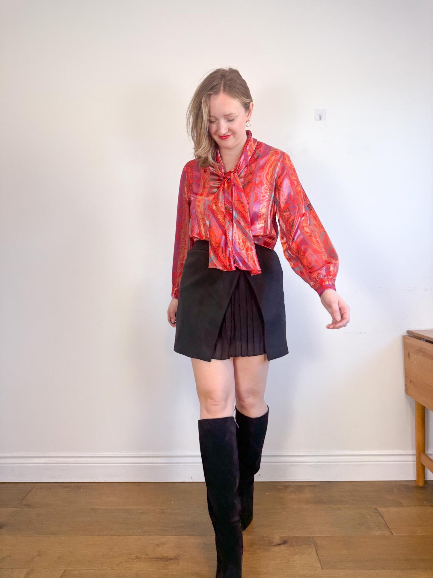 Vintage Blouse with Neck Tie in Red (Size M/L)