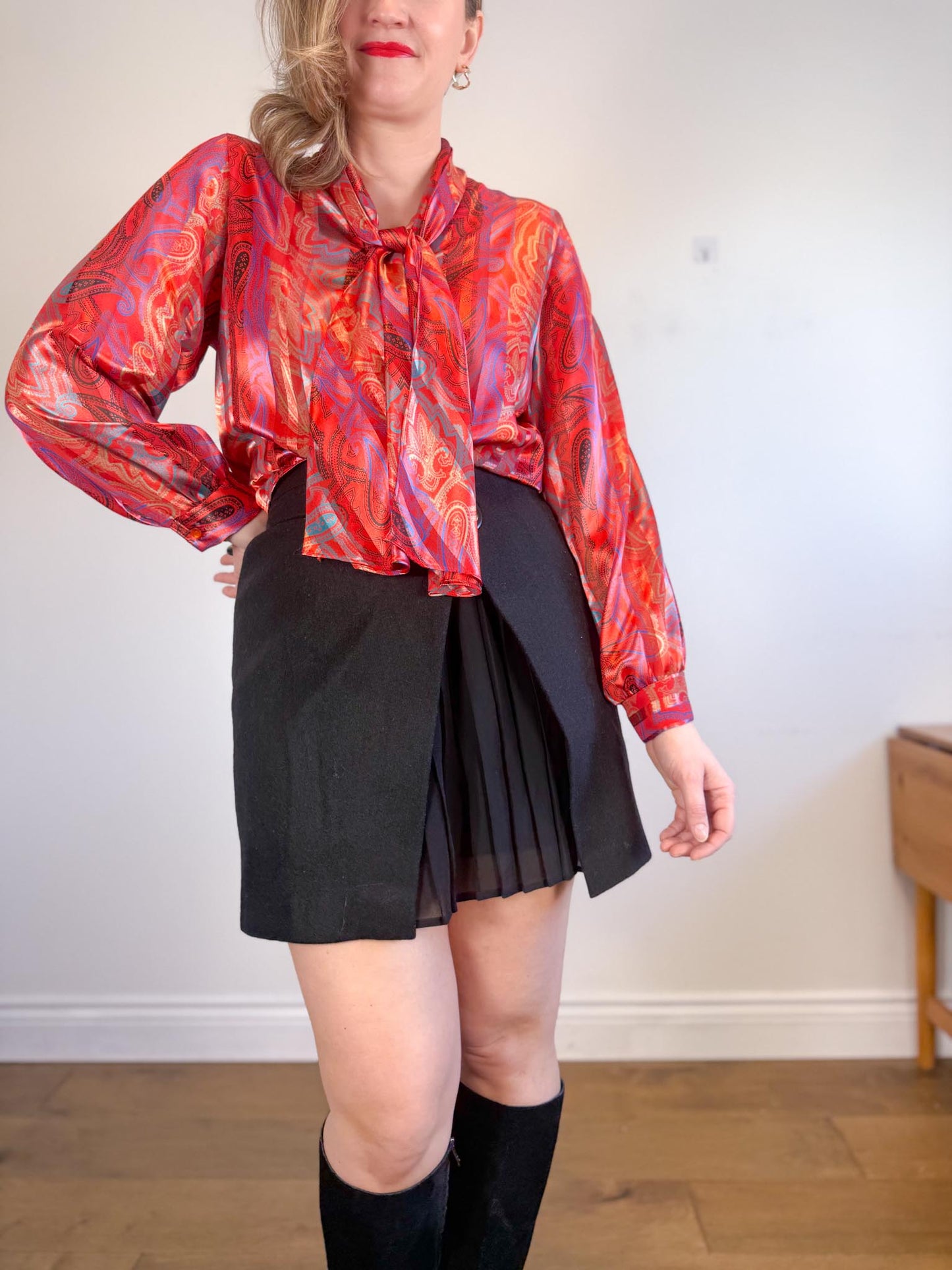 Vintage Blouse with Neck Tie in Red (Size M/L)