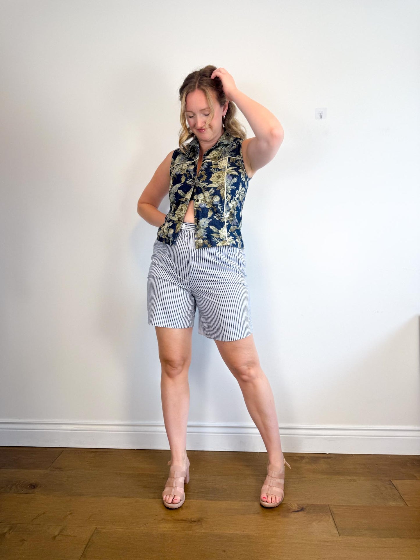 Vintage Striped Jean Shorts in White/Blue (Size