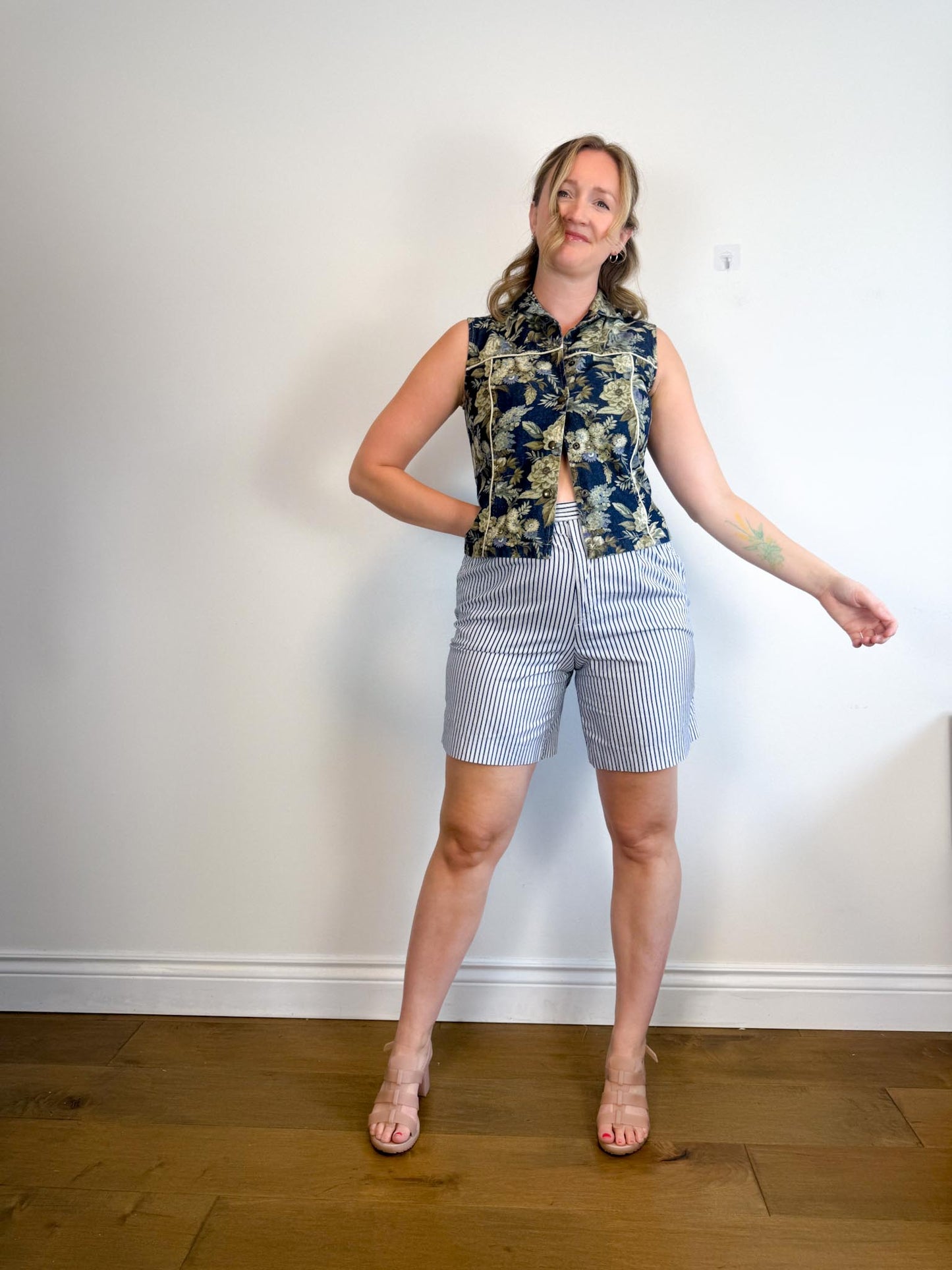 Vintage Striped Jean Shorts in White/Blue (Size