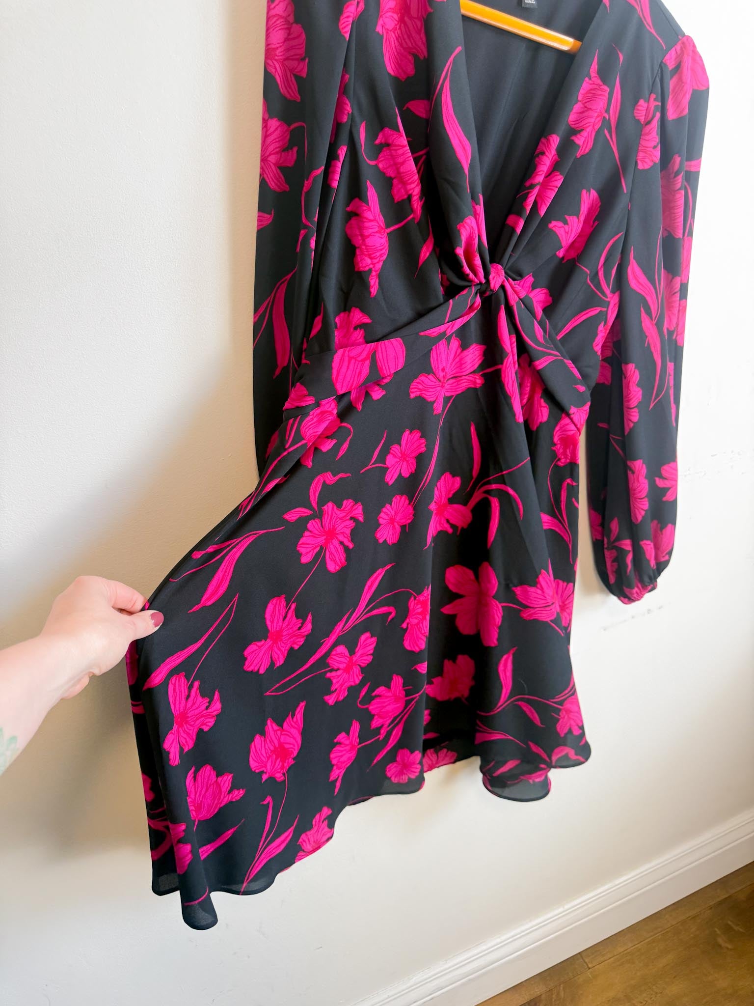 Banana Republic Floral Mini Dress in Black/Pink (Size M) – Middle Child Vintage Shop Banana Republic Floral Mini Dress in Black/Pink (Size M) – Middle Child Vintage Shop