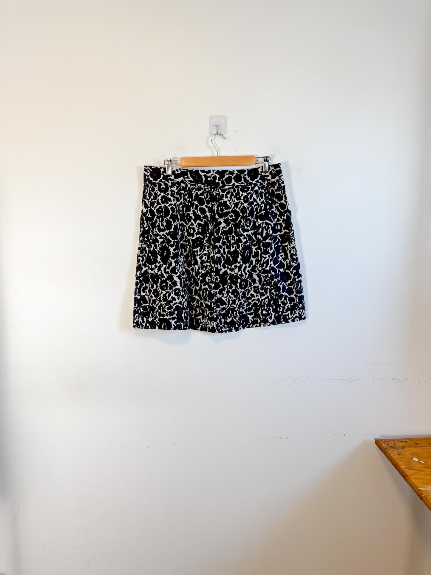 LOFT Mini Skirt in Black/White Print (Size L)