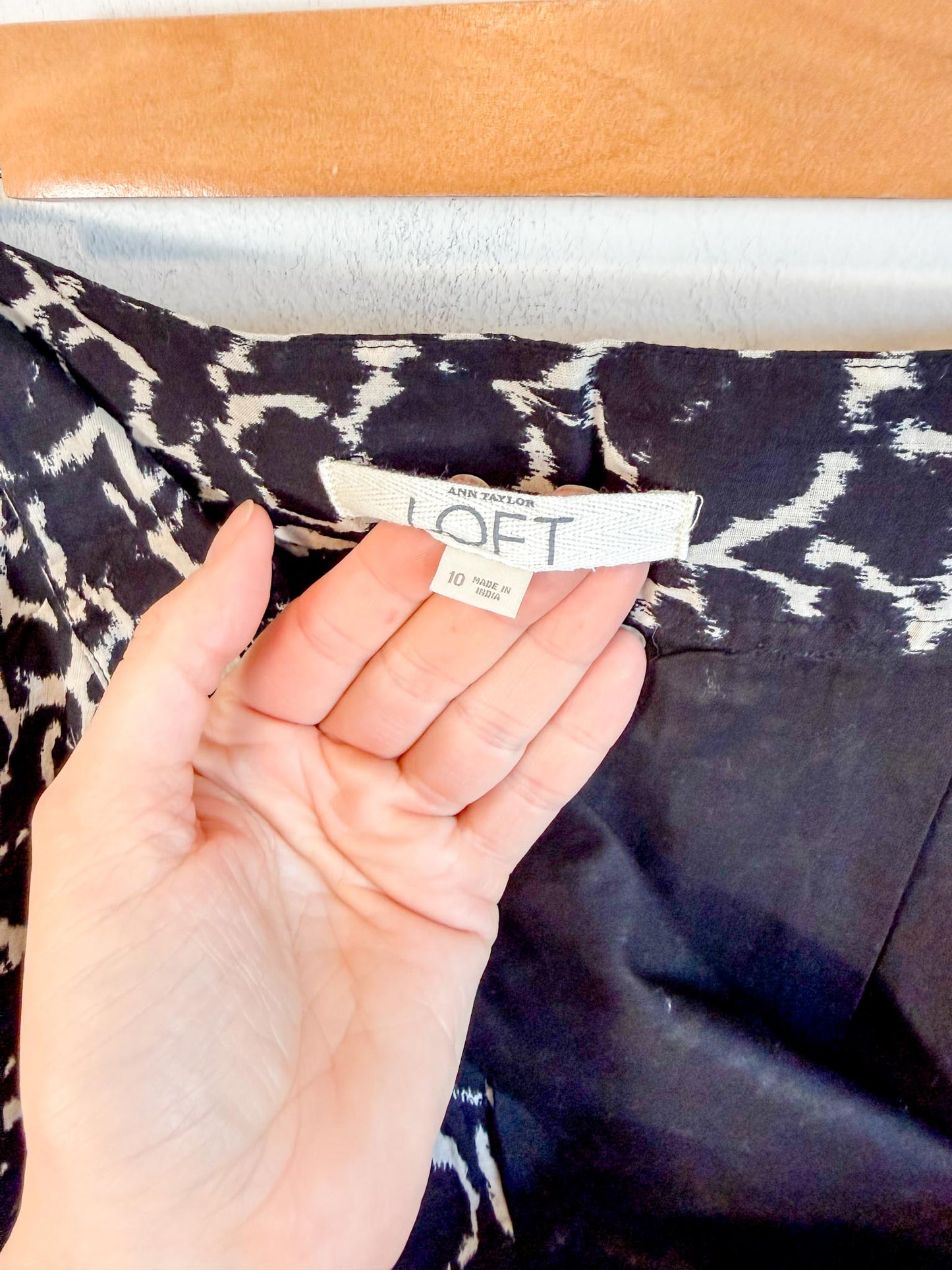 LOFT Mini Skirt in Black/White Print (Size L)