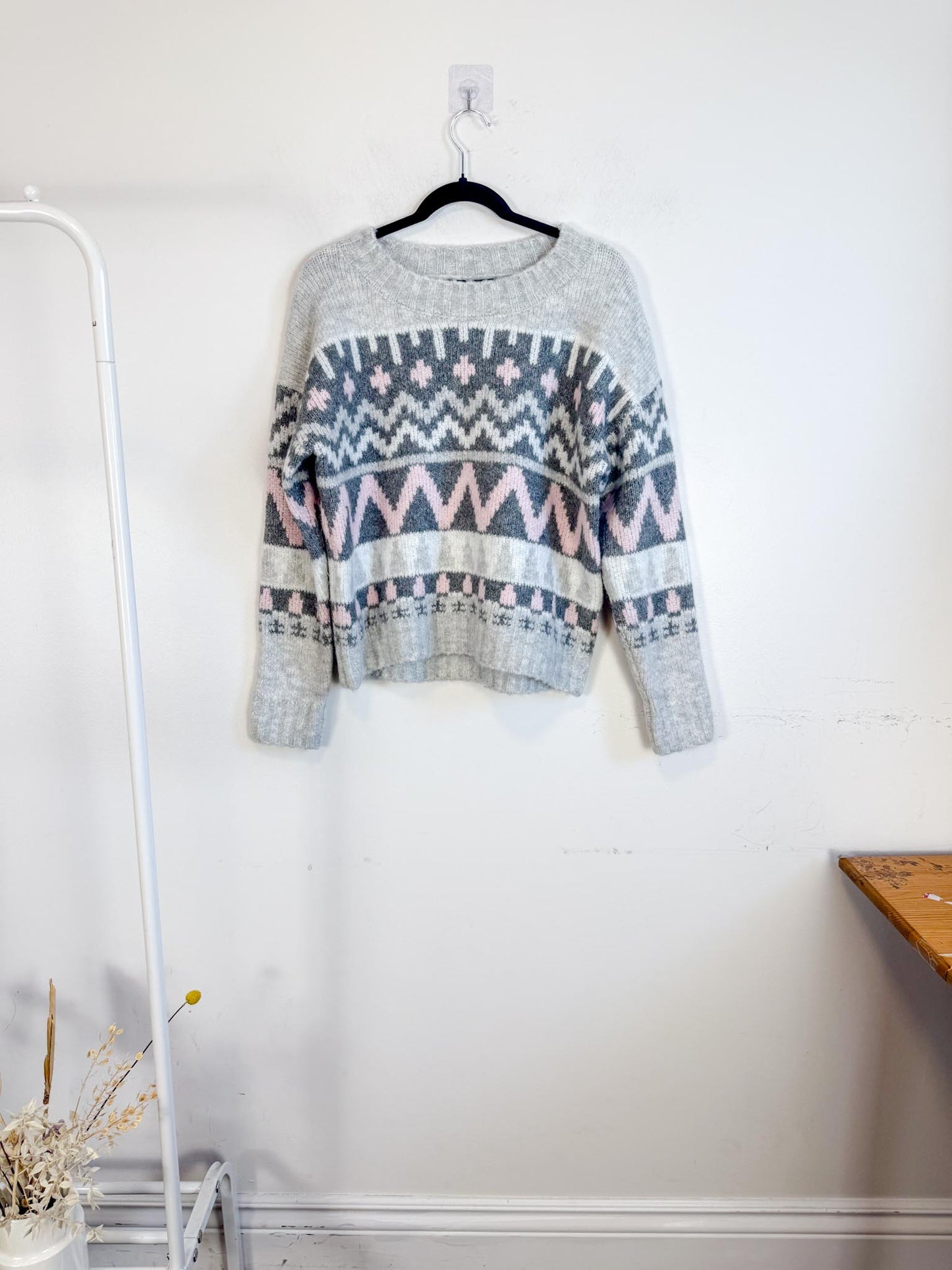 Lyla & Luxe "Landen Fair Isle Sweater in Grey/Pink" (Size S/M)