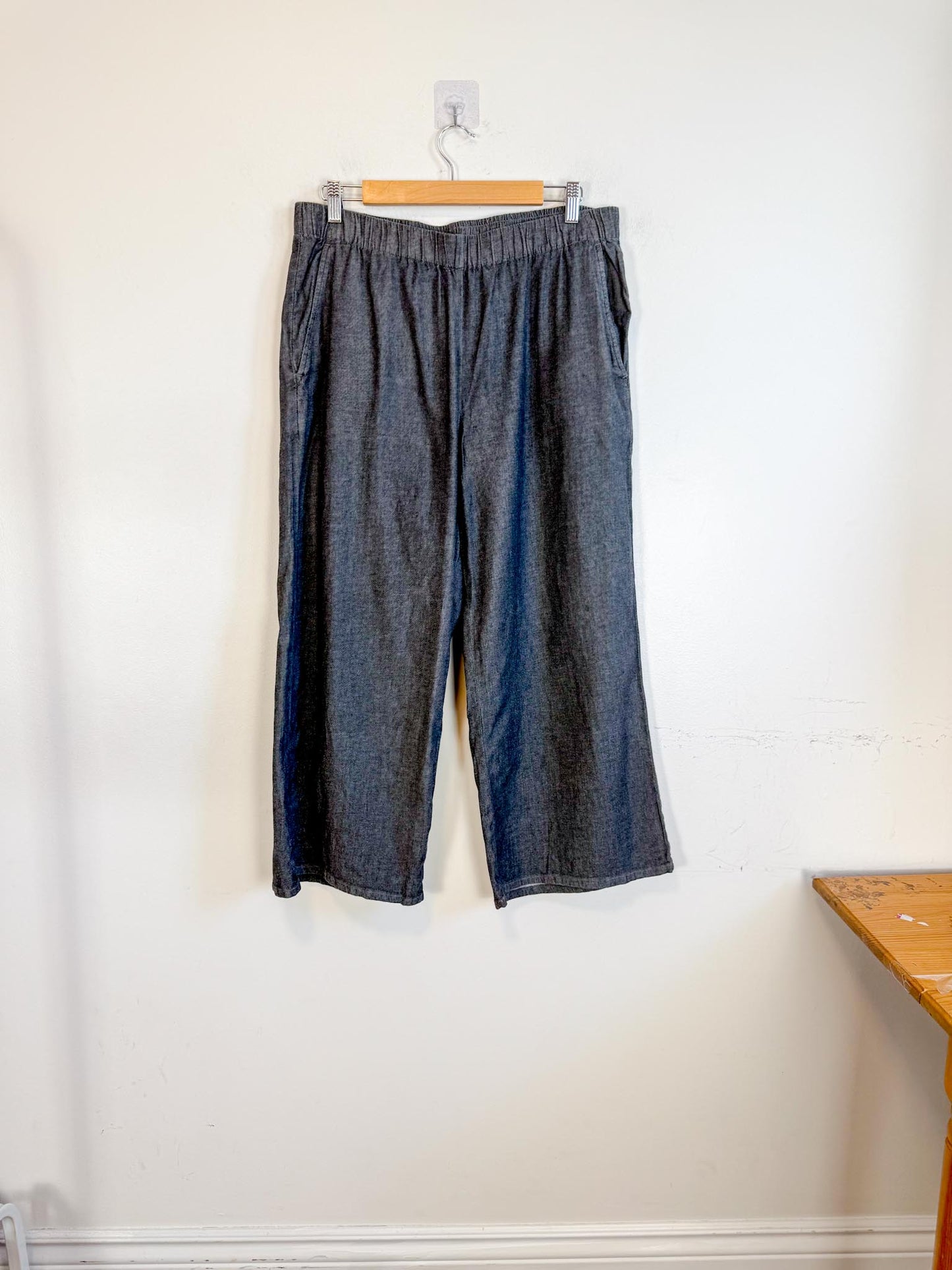 Eileen Fisher Cropped Wide Leg Pants in Grey (Size M)