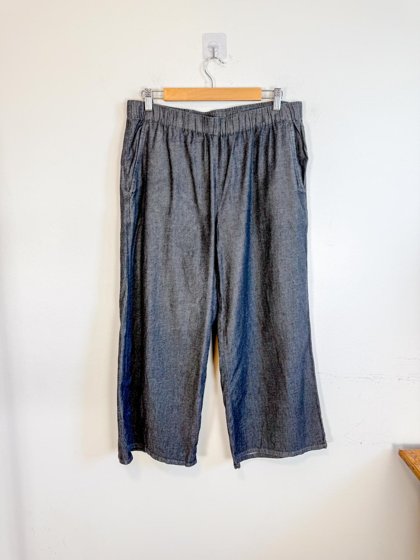 Eileen Fisher Cropped Wide Leg Pants in Grey (Size M)