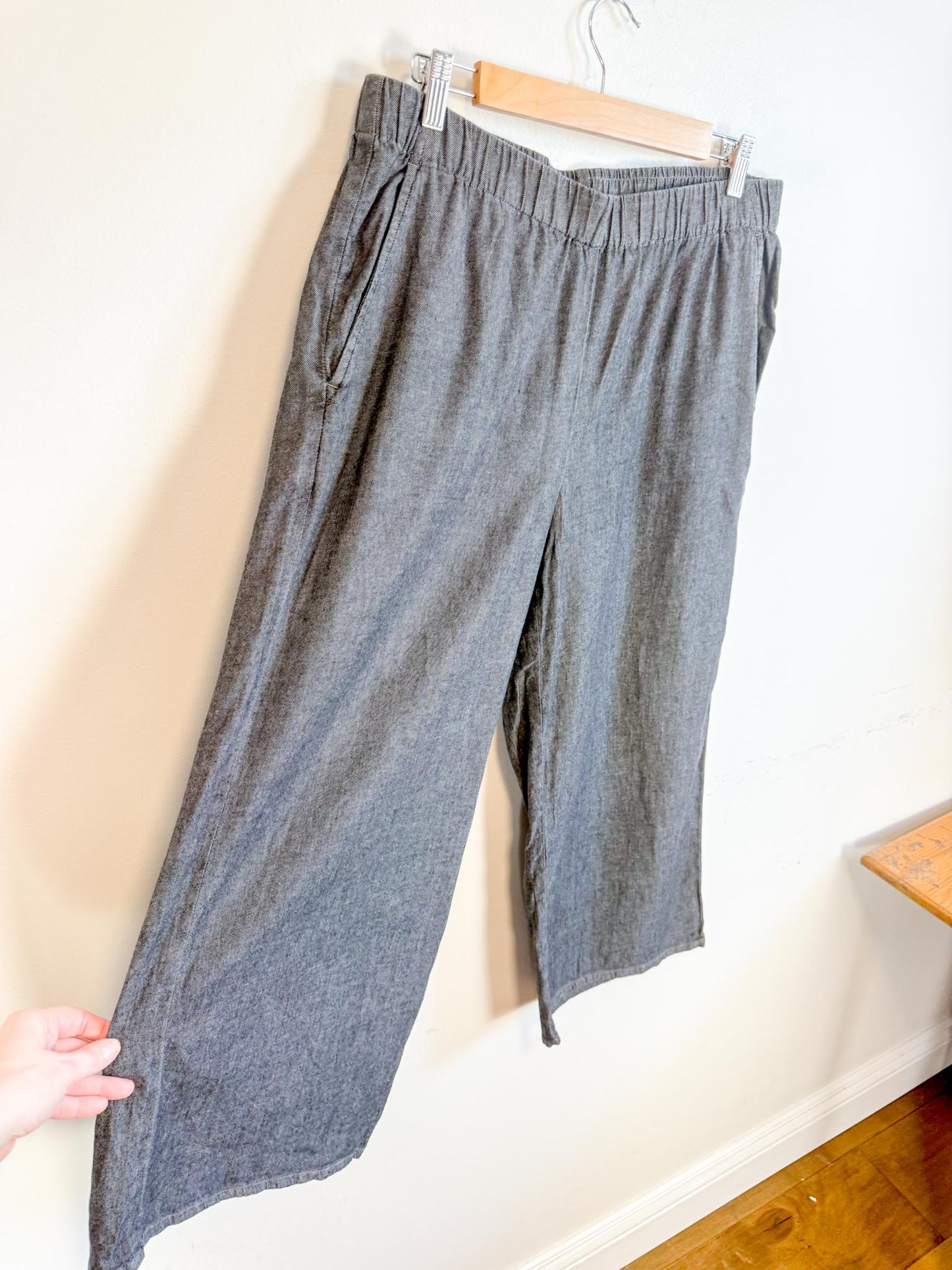 Eileen Fisher Cropped Wide Leg Pants in Grey (Size M)