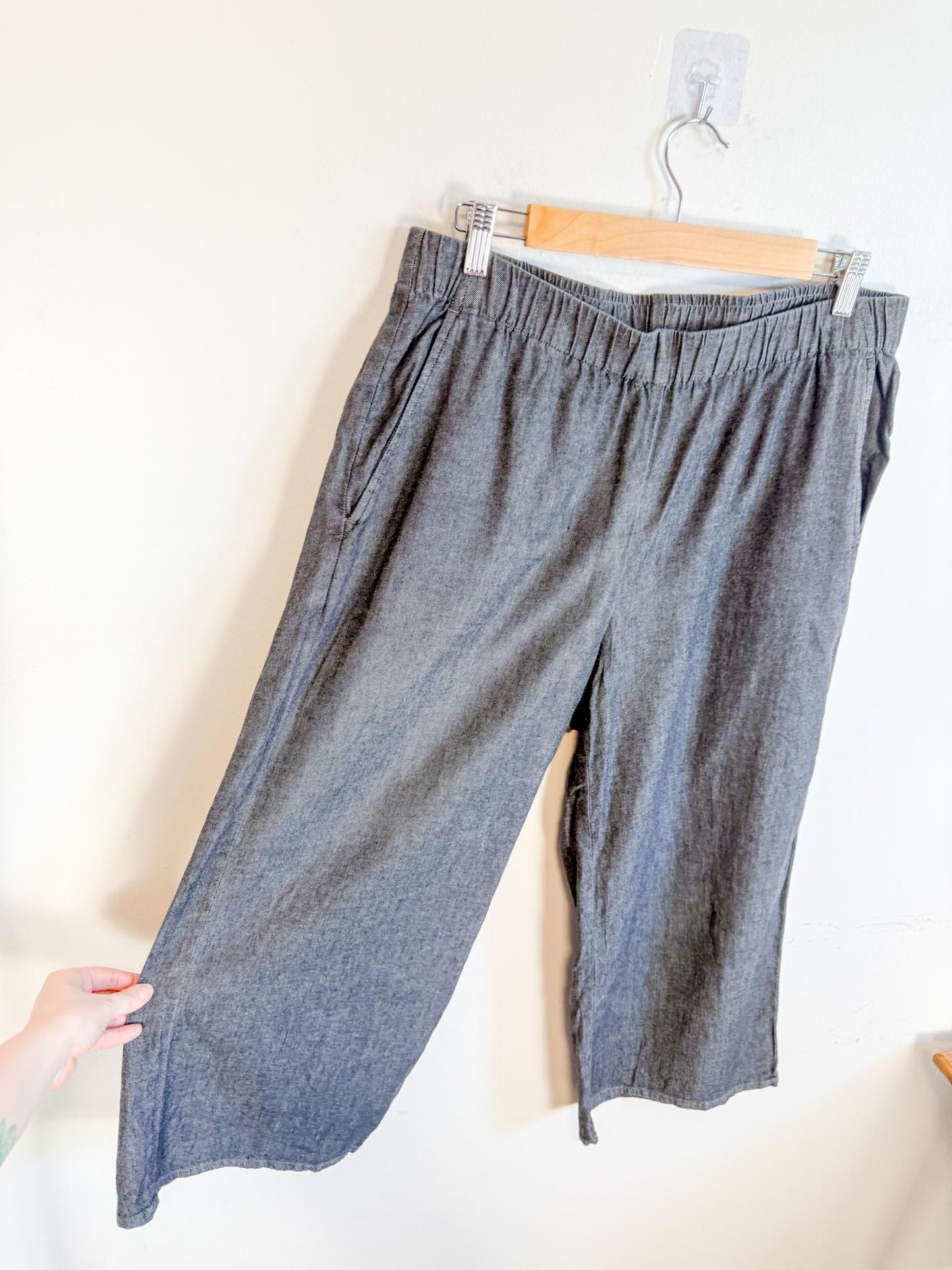 Eileen Fisher Cropped Wide Leg Pants in Grey (Size M)