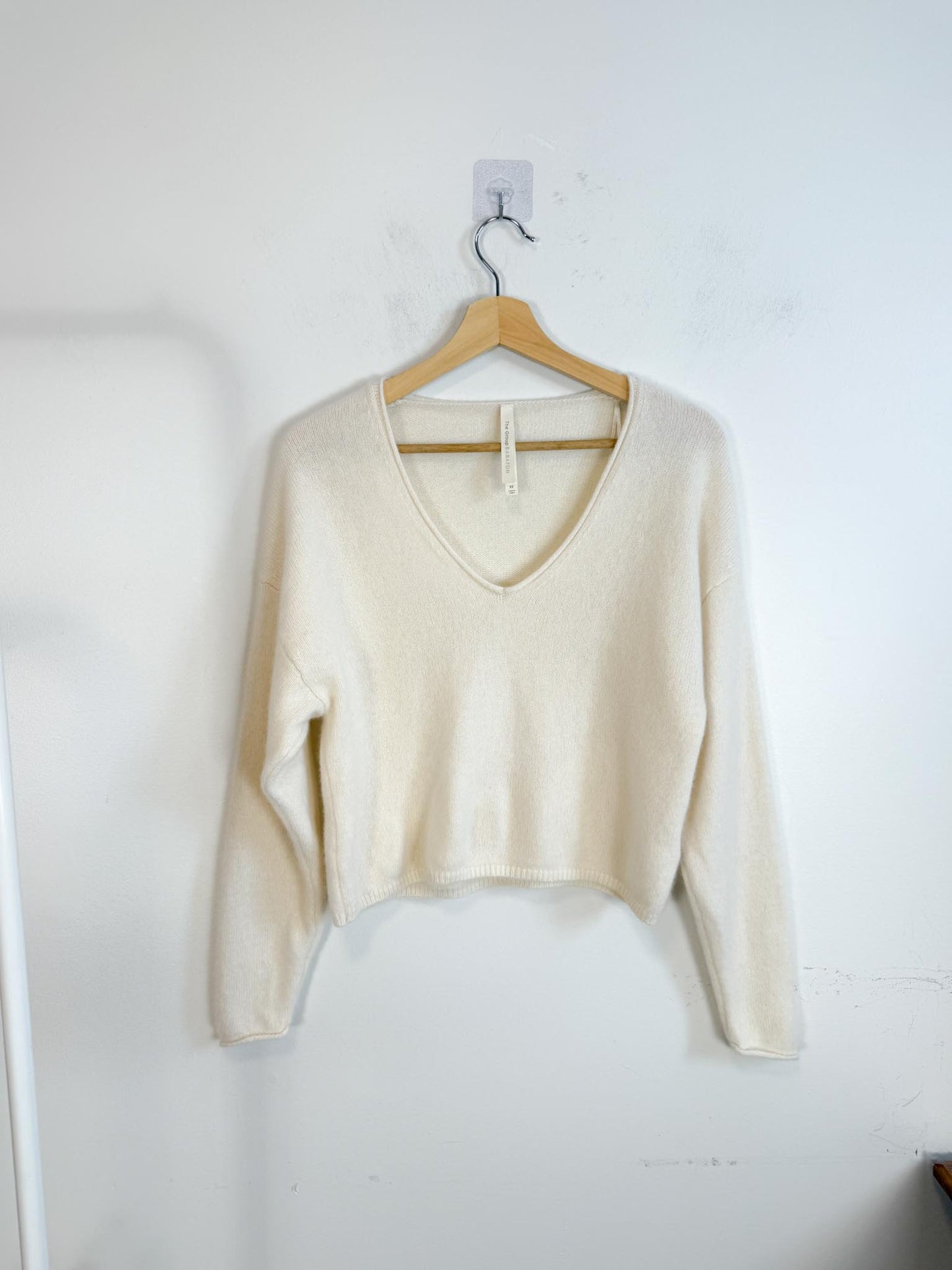 The Group Babaton "Genre Cashmere Cropped Sweater in Cream" (Size XS/S)