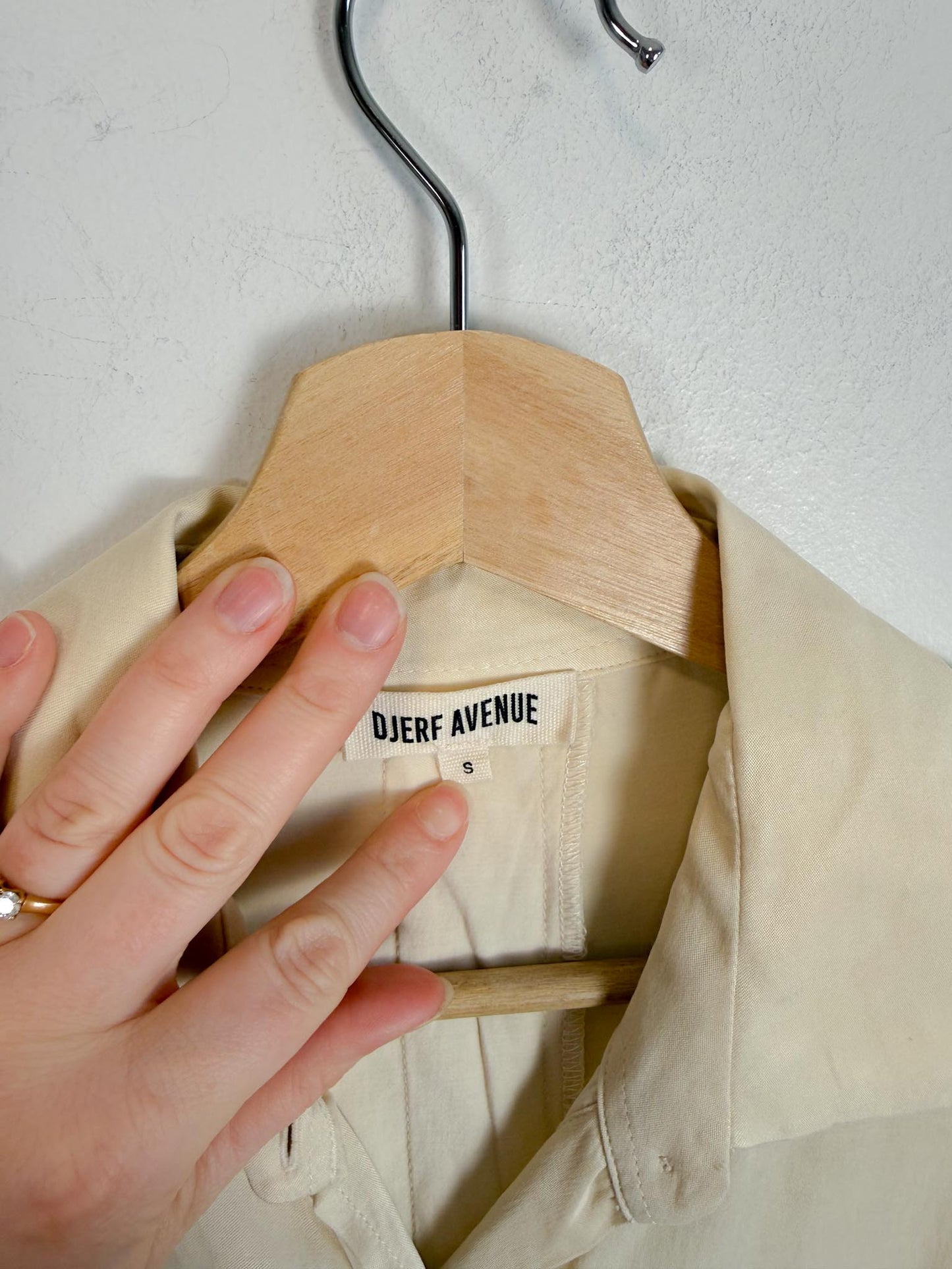 DJERF AVENUE "On the Go Shirt in Cream" (Size S/M)
