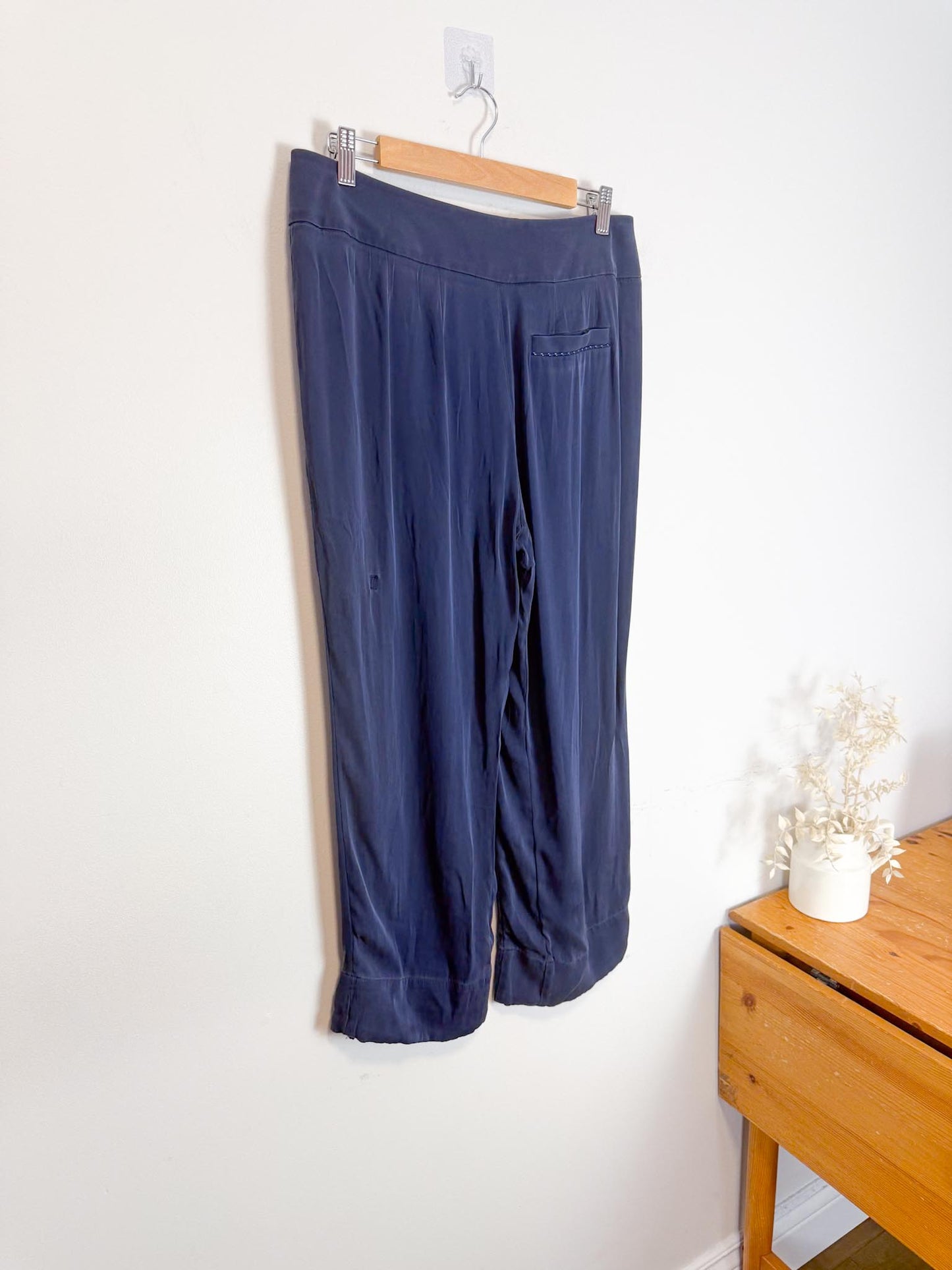 Kit & Ace Silk Cropped Pants in Navy (Size 8)