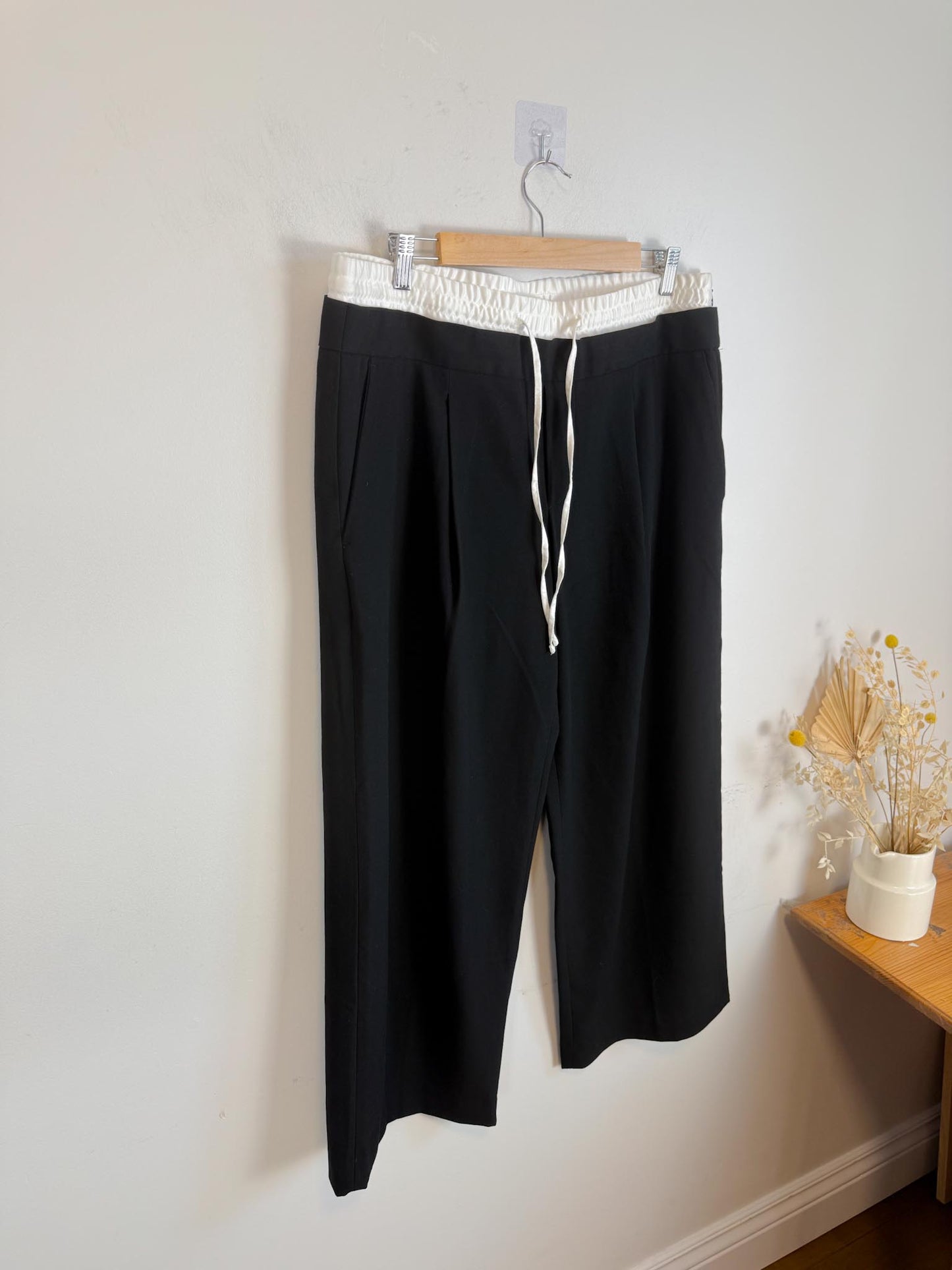 Gap "Mid Rise Double Waist Pants in Black/White" (Size L)