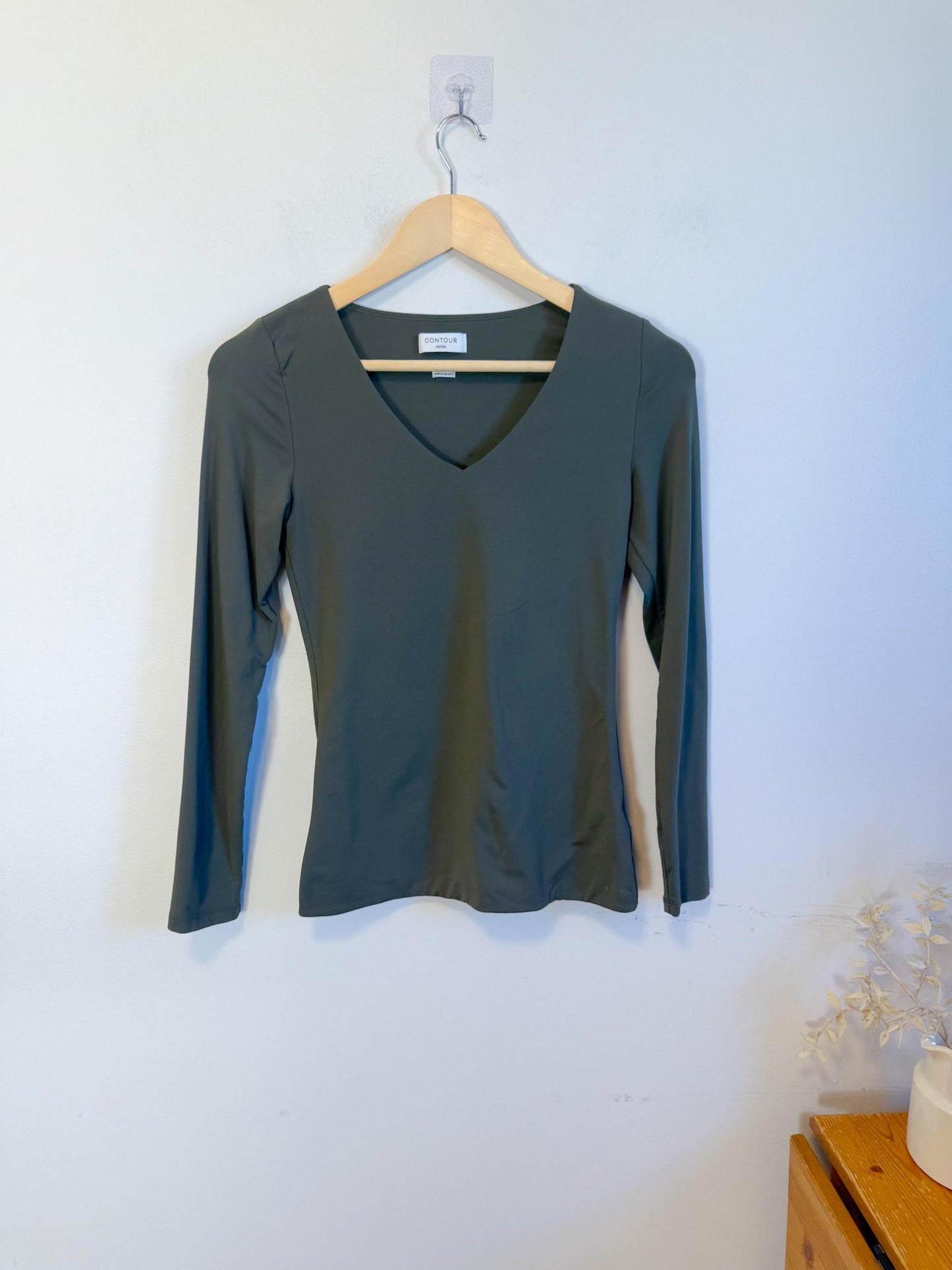 Babaton "Contour V-neck Longsleeve in Dark Green" (Size M))
