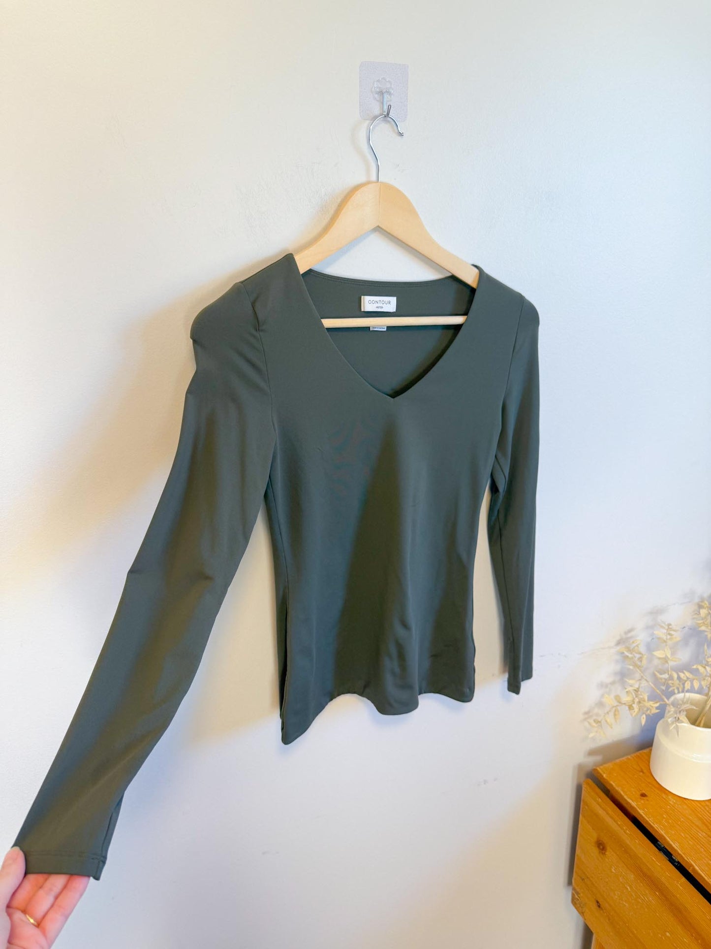 Babaton "Contour V-neck Longsleeve in Dark Green" (Size M))