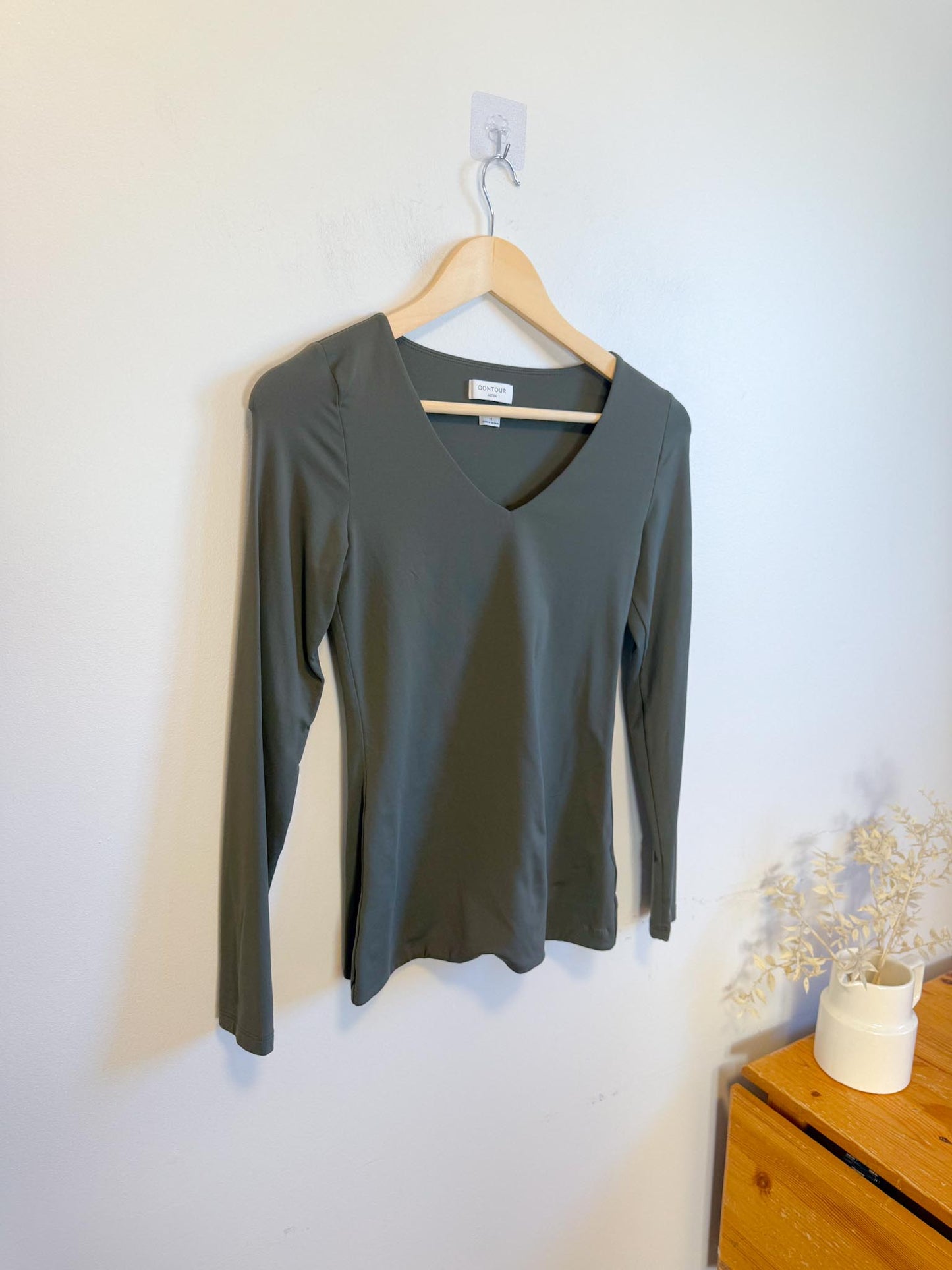 Babaton "Contour V-neck Longsleeve in Dark Green" (Size M))