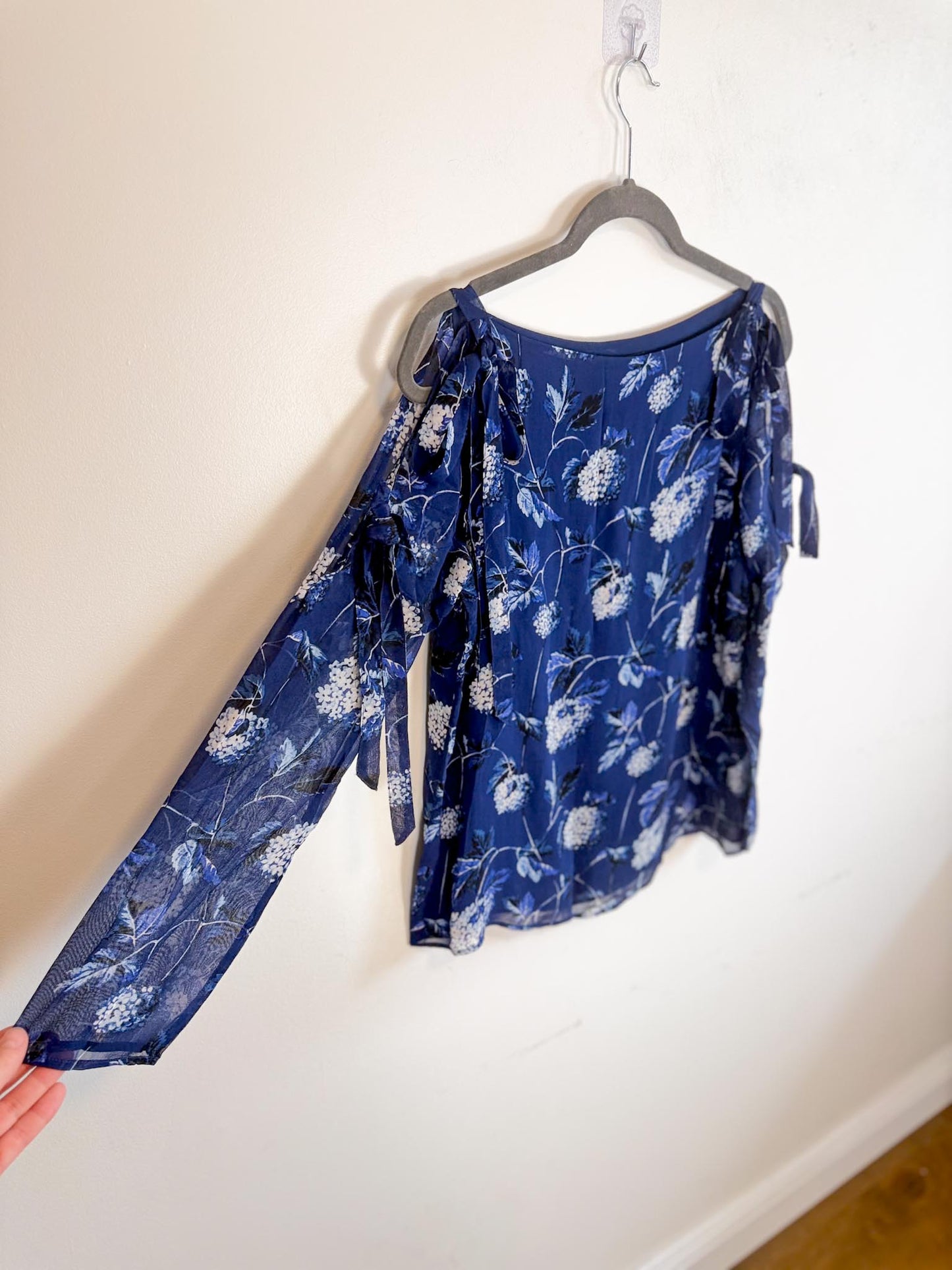 Club Monaco Silk Blouse with Cut Out Sleeves in Blue Floral (Size S)