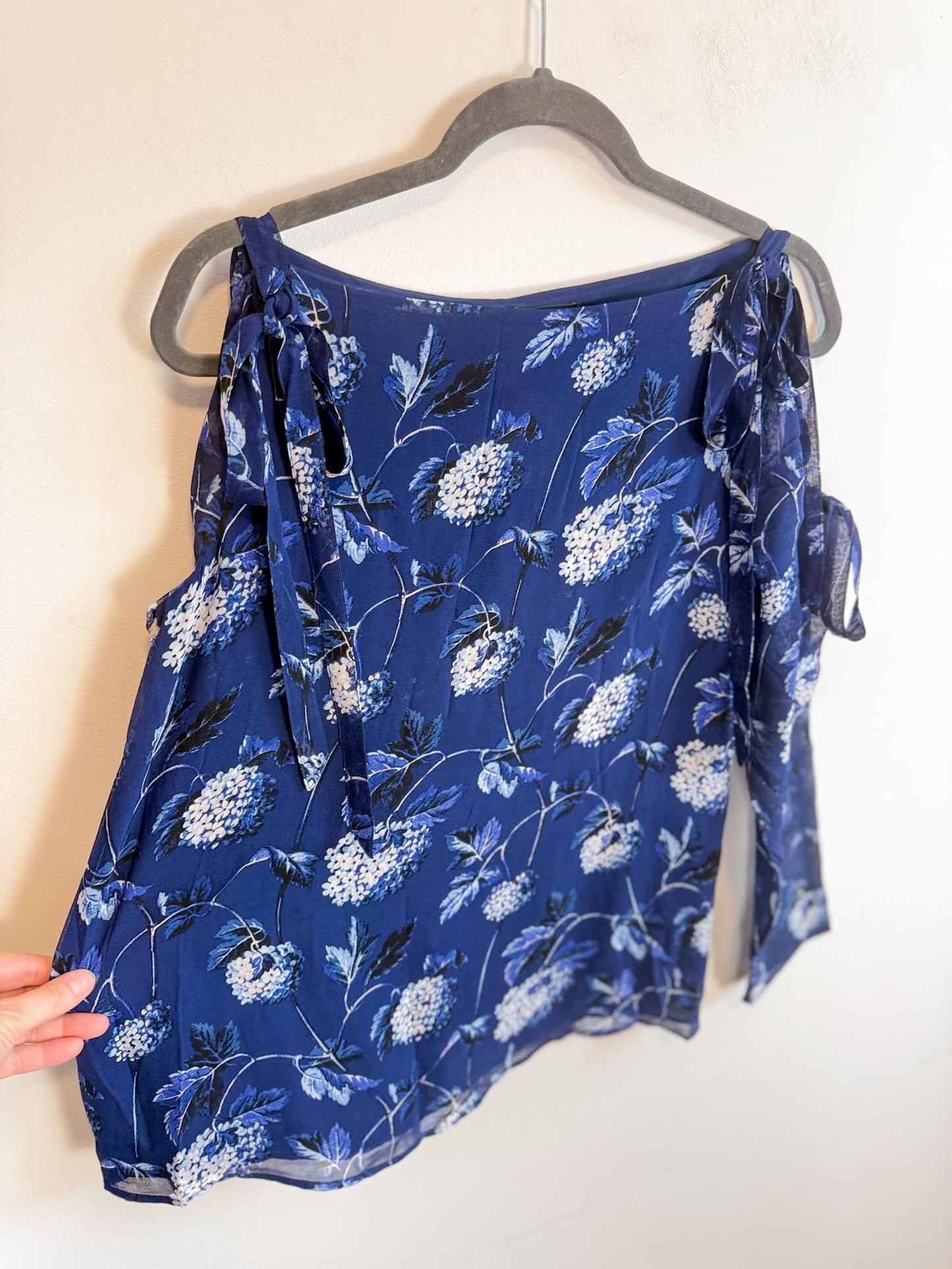 Club Monaco Silk Blouse with Cut Out Sleeves in Blue Floral (Size S)