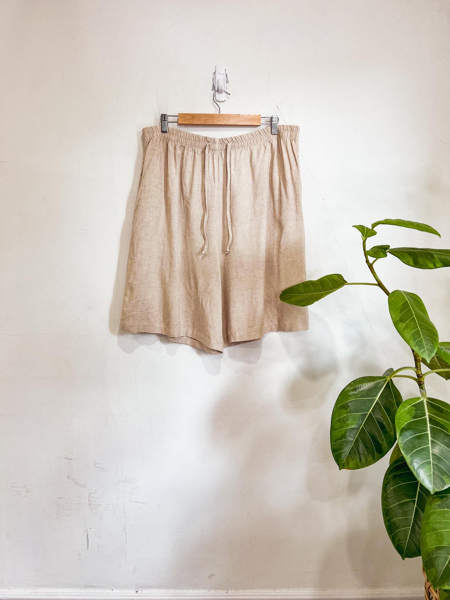 Vintage Linen Blend Shorts in Oatmeal (Size 2X)