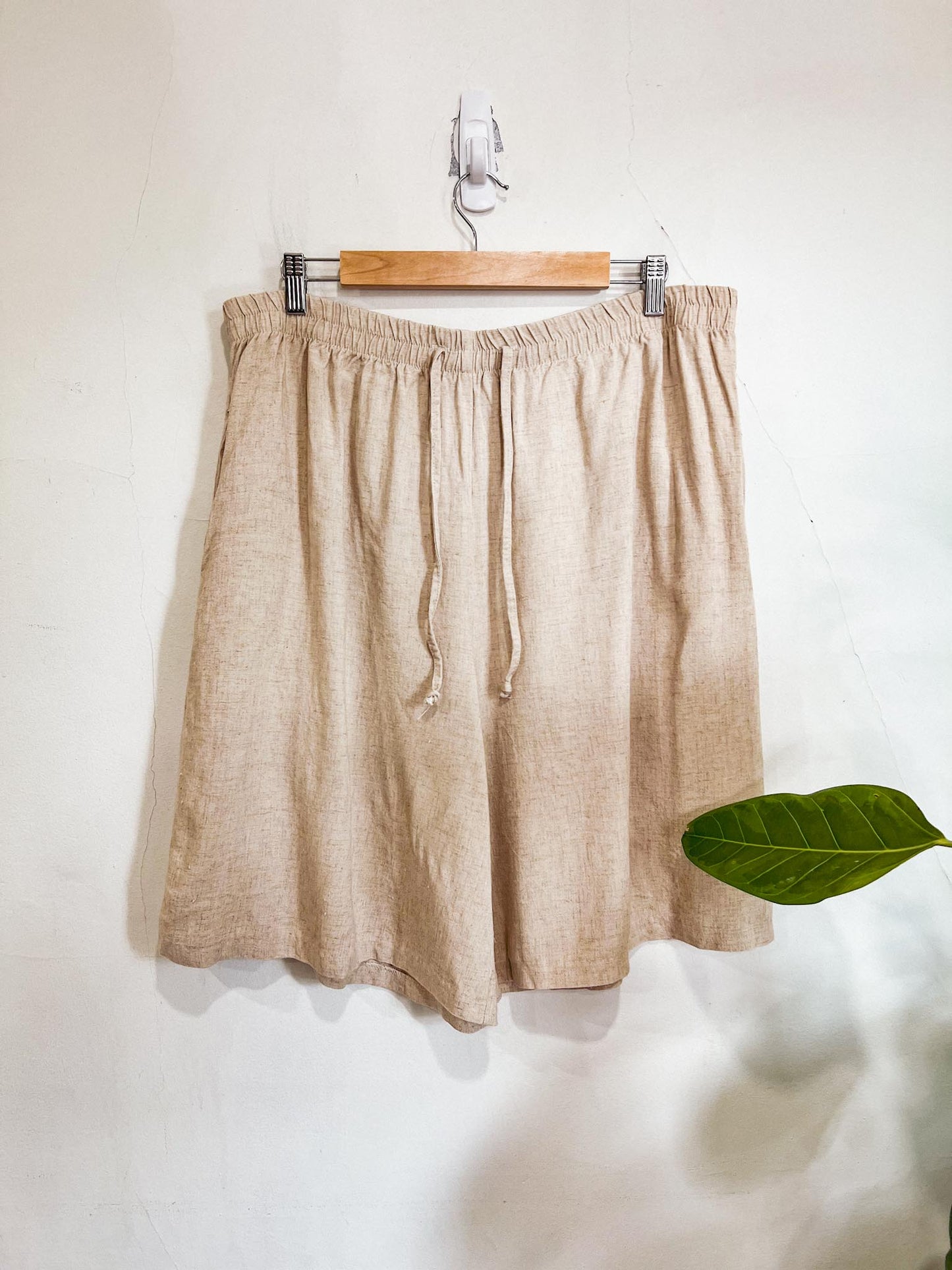 Vintage Linen Blend Shorts in Oatmeal (Size 2X)