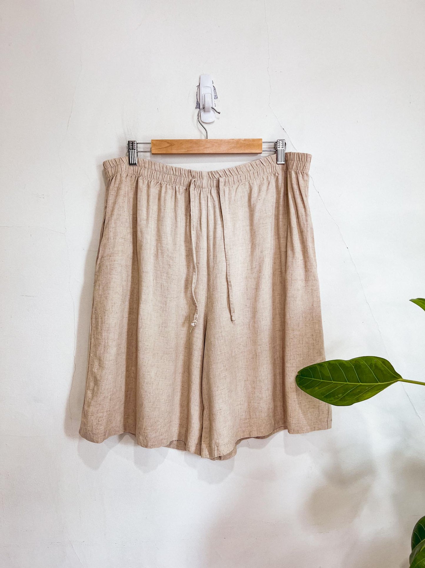 Vintage Linen Blend Shorts in Oatmeal (Size 2X)