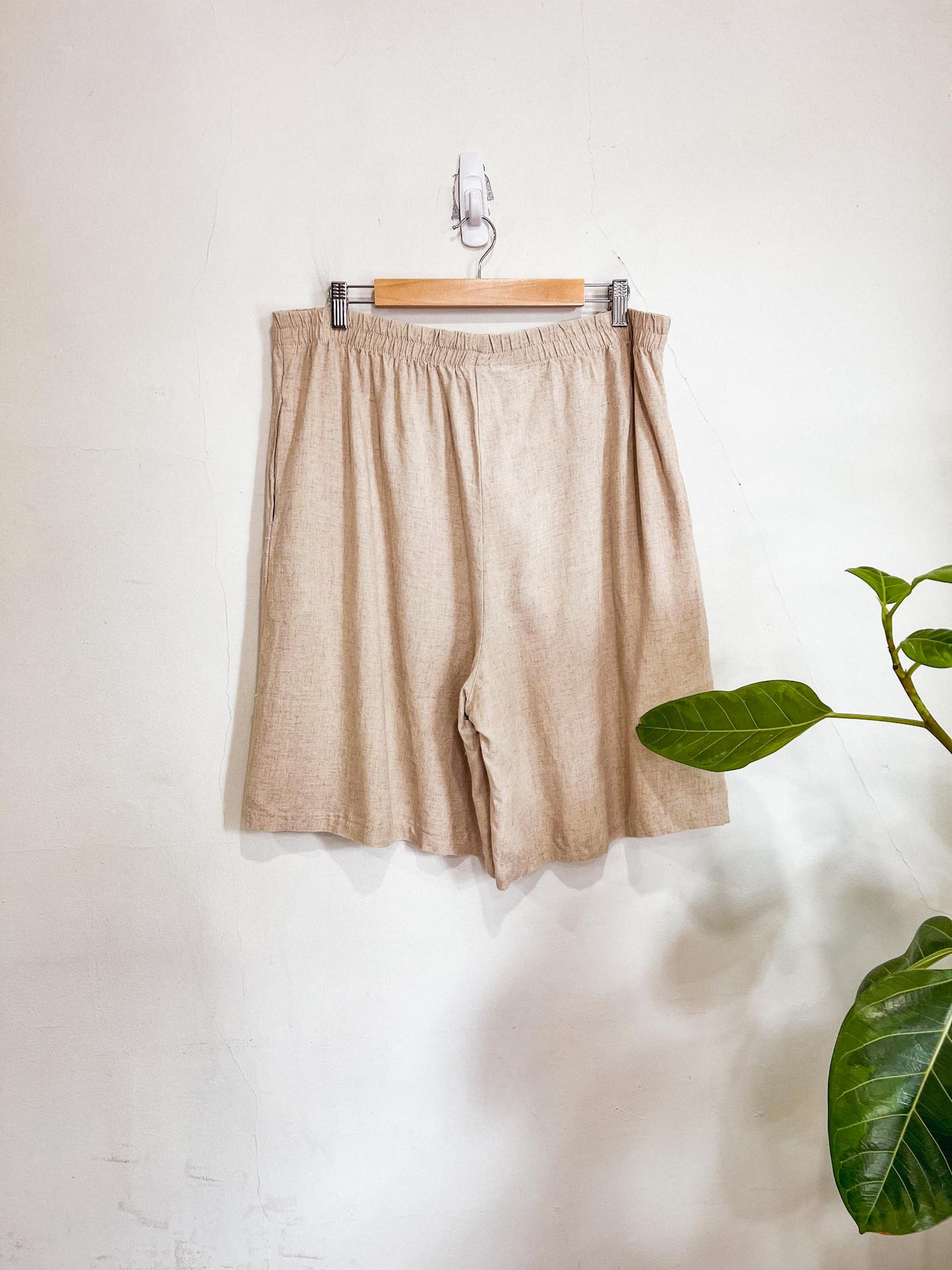 Vintage Linen Blend Shorts in Oatmeal (Size 2X)