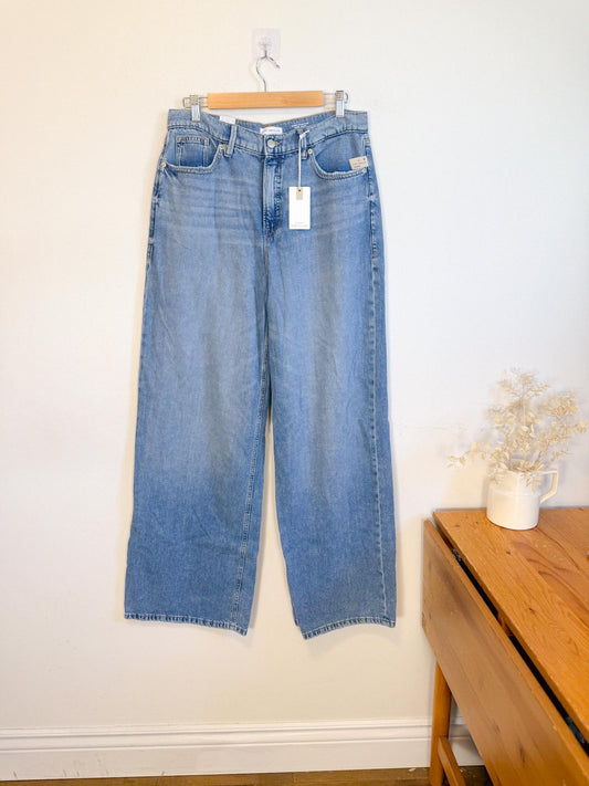 Good American "Good Standard Ease Jeans in Light Wash" NWT (Size 27)