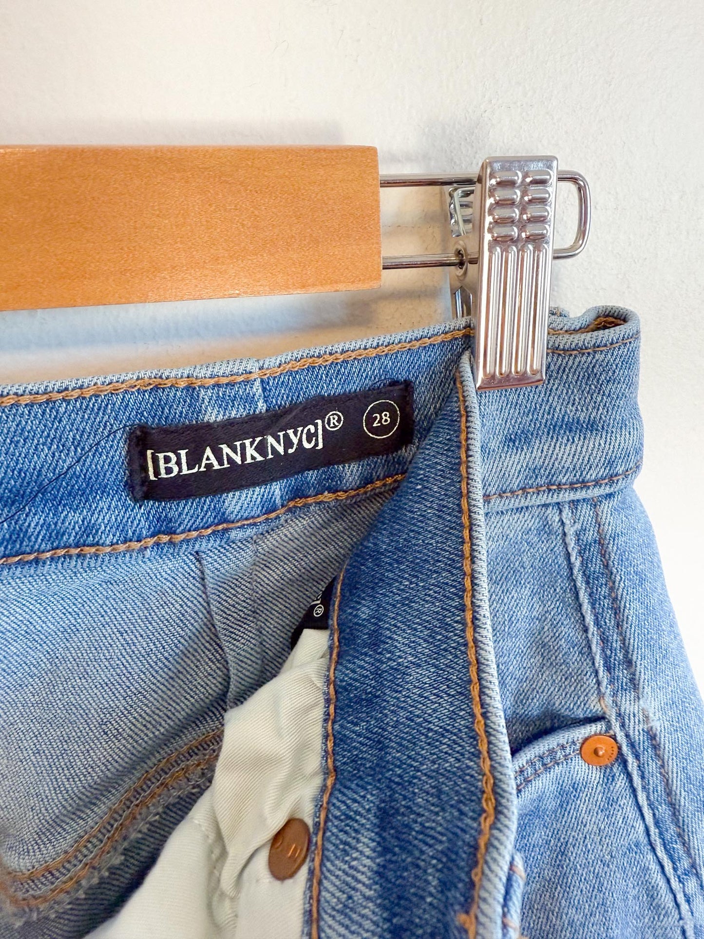 BLANK NYC Barrel Jeans in Light Wash (Size 28)