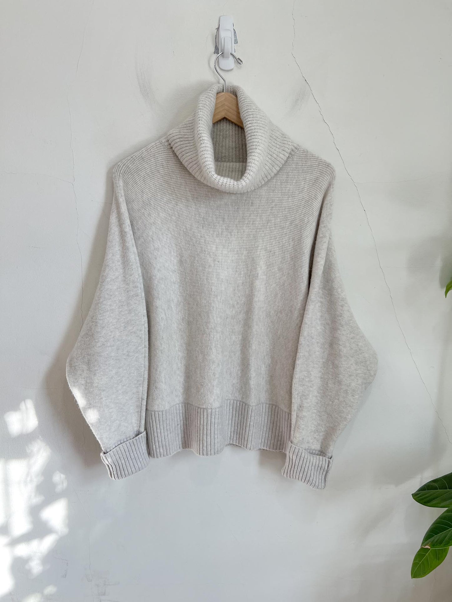 Banana Republic Wool Alpaca Turtleneck Sweater in Light Grey (Size M/L)