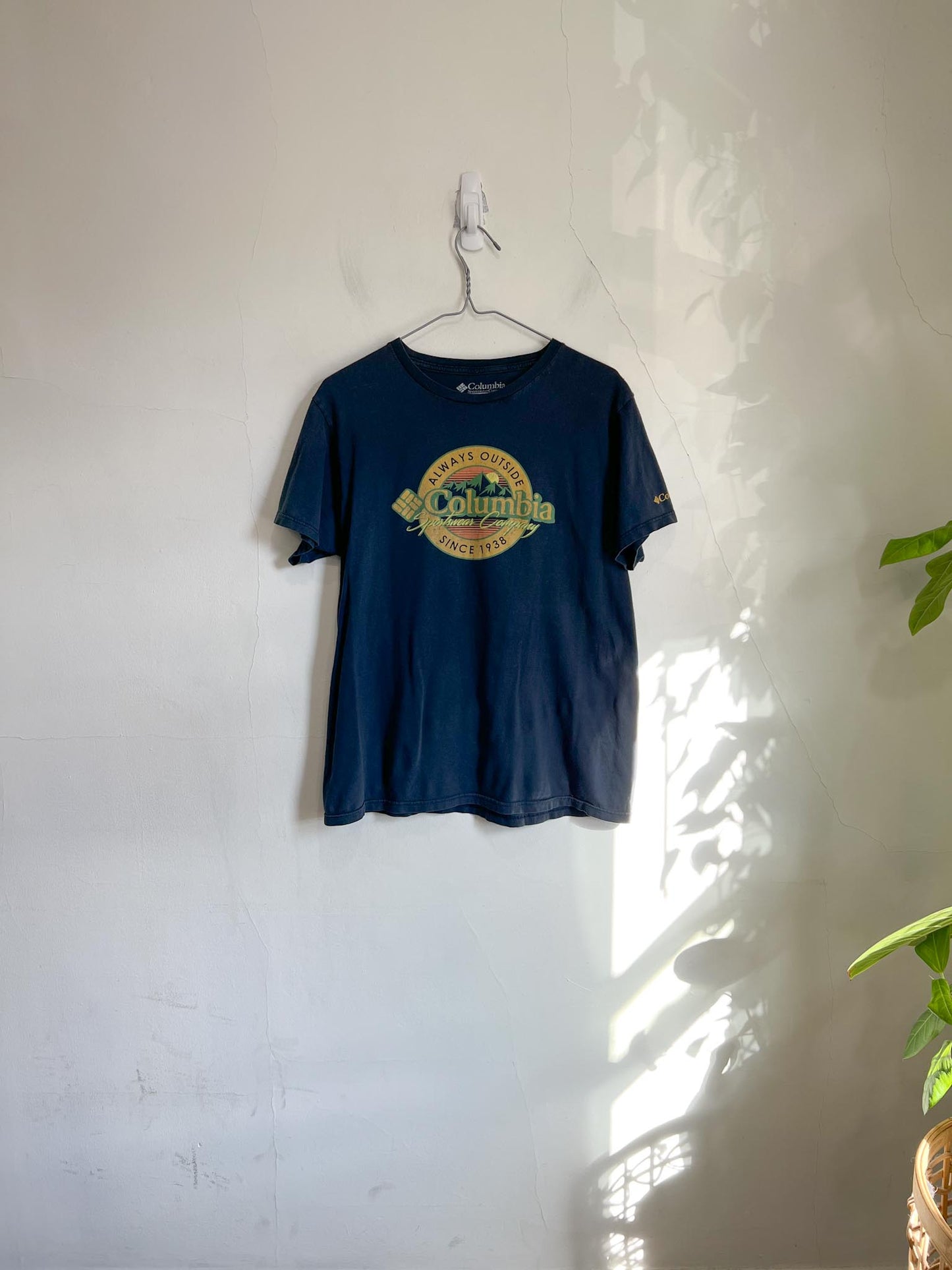 Columbia Graphic Tee in Navy (Size M)