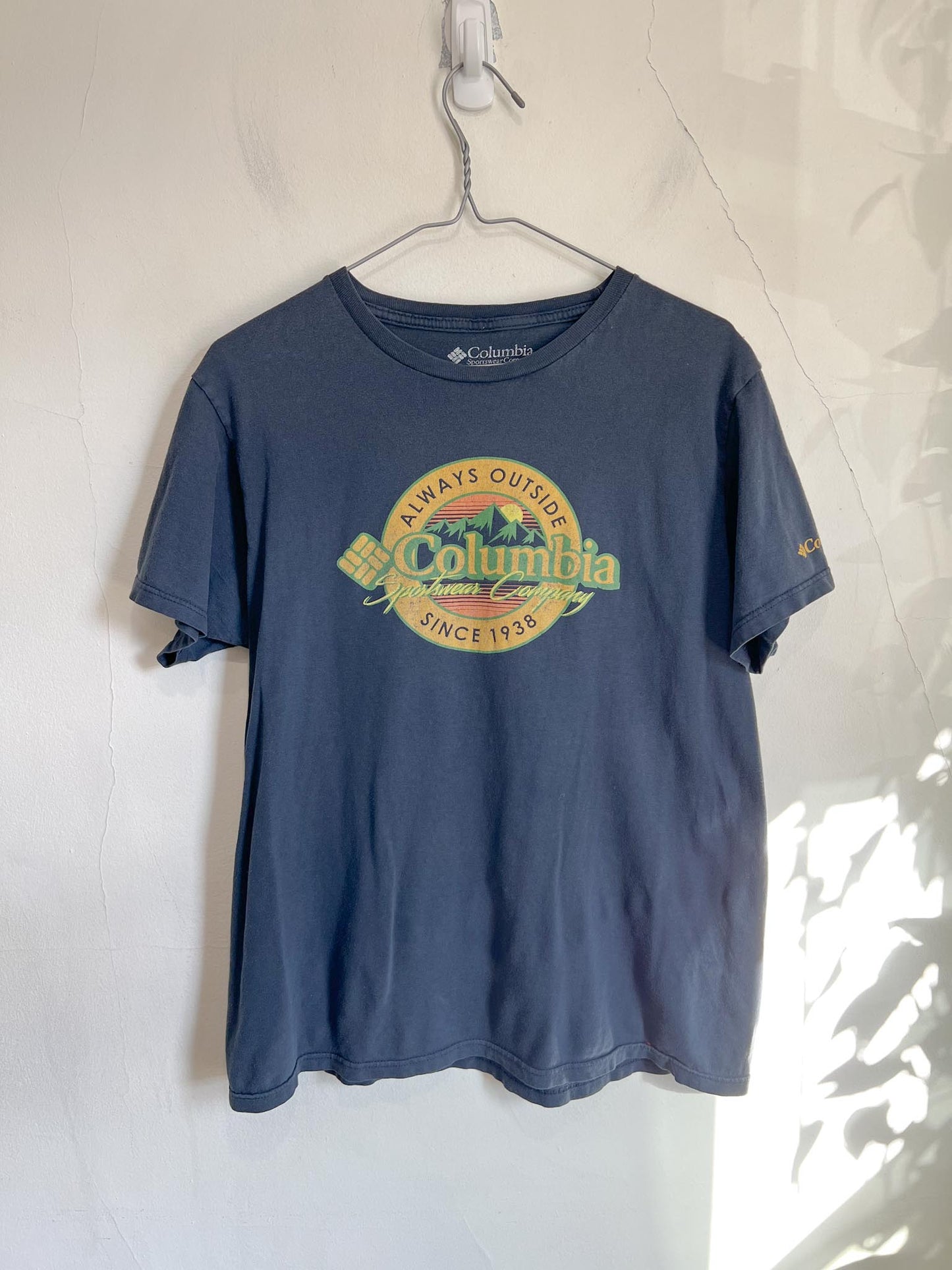 Columbia Graphic Tee in Navy (Size M)