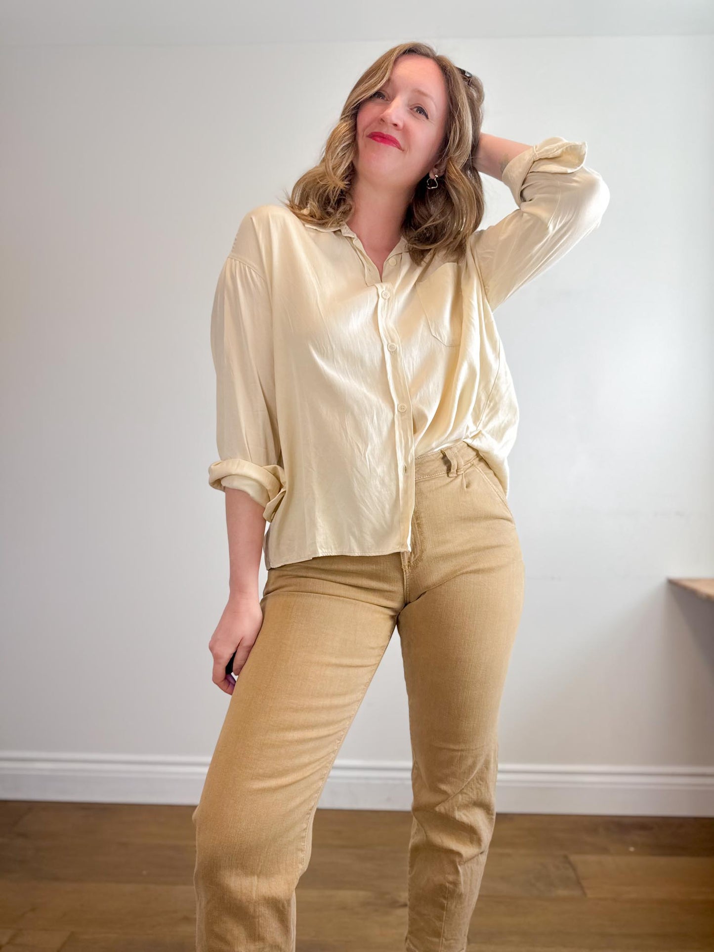 DJERF AVENUE "On the Go Shirt in Cream" (Size S/M)