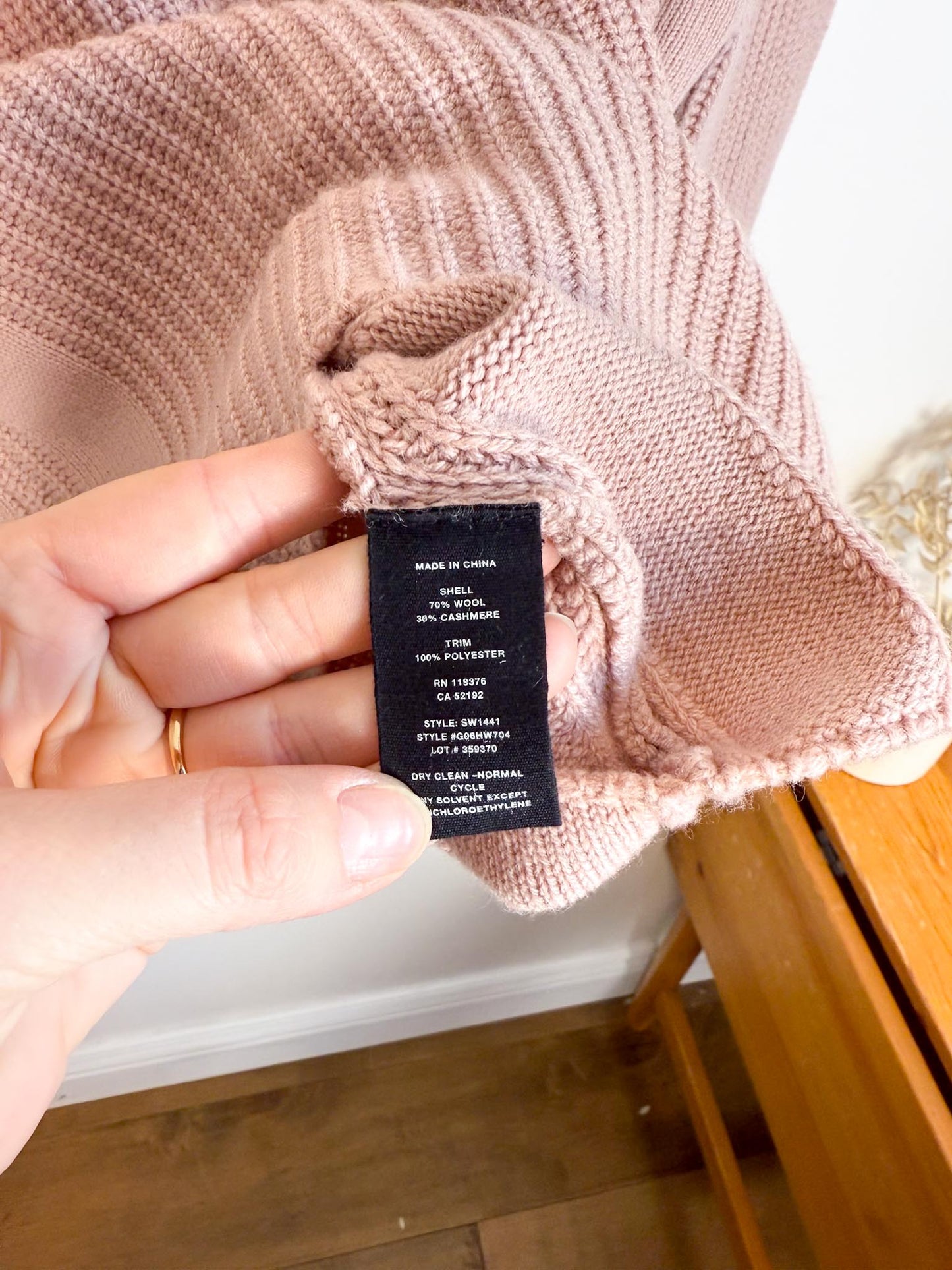 HELMUT LANG Designer Wool & Cashmere V-Neck Knit Sweater in Dusty Rose (Size L)